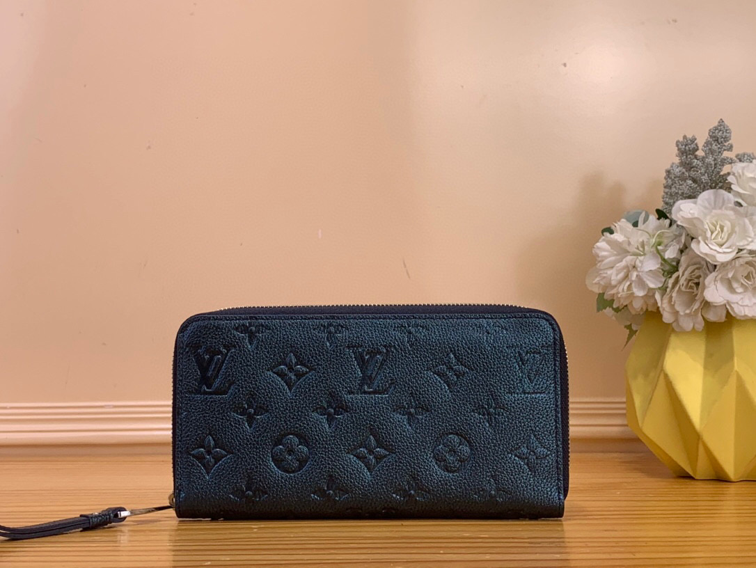 NO:602864,TOP ORIGINAL [Ziy Zipper Wallet] M26529 Pearlescent Blue (Embossed) This 'shiny version' of the iconic 'Ziy' wallet is made from the iconic 'Emperient' leather and features an elegant color scheme that will complement any matching accessories. Its functional design is enhanced by dual galvanized silver trim pieces and features multiple compartments for banknotes, coins and cards. Dimensions 19.5x 10.5x  2.5 cm3314045,,wallets19860909顶级原单【Ziy 拉链钱夹】M26529 珠光蓝色（压花） 这款“闪亮版”标志性“齐普”钱包由标志性的“恩普里恩特”皮革制成,ms采用优雅的配色方案,与任何搭配的配饰都相得益彰.其实用的设计通过双镀锌银色装饰件得到了提升,并配有多个隔层,用于存放钞票、硬币和卡片. 尺寸 19.5x 10.5x 2.5 cm3314045,,wallets,Bag