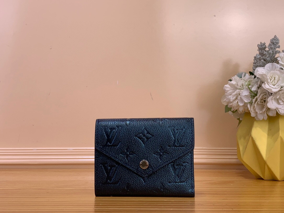 NO:602865,Top original item [Victorine wallet] M26472 pearlescent blue (embossed) The classic Victorine wallet ms wallet is newly designed with a shiny ink color scheme. It is made of the iconic 'Empreti' series leather, with an elegant silver luster on the surface. Its compact shape has multiple pockets for storing coins and banknotes, and is also equipped with six card slots. Size 12x 9.5x  2.5cm2613035,,wallets19860909顶级原单【Victorine wallet 钱夹】M26472 珠光蓝色（压花） 经典的Victorine wallet ms钱包采用了闪亮墨水色系进行全新设计,由标志性的“恩普雷蒂”系列皮革制成,表面呈现出优雅的银色光泽.其紧凑的造型内设有多个口袋,可存放硬币和纸币,同时还配有六个卡槽. 尺寸 12x 9.5x 2.5cm2613035,,wallets,Bag