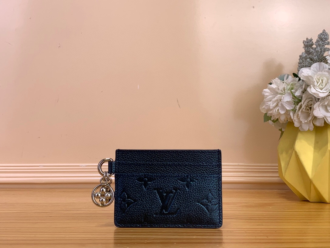 NO:602868,Top original item [Charms card holder] M26525 pearlescent blue (embossed) This LV beaded card holder belongs to the 'ms letter pattern sparkle' series. It is made of cowhide with the brand's iconic letter pattern and is equipped with an iconic LV circular pattern jewelry. Its compact design is equipped with five card slots. Size 10.2x 7.3x 0.3cm1812018,, louis  vuitton,cowhide19860909顶级原单【Charms card holder 卡片夹】M26525 珠光蓝色（压花） 这款 LV 珠饰卡夹属于“ms字母图案闪耀”系列.它由带有品牌标志性字母图案的牛皮制成,并配有一枚标志性的 LV 圆形图案的饰品.其小巧的设计配有五个卡槽. 尺寸 10.2x 7.3x 0.3cm1812018,,louis vuitton,cowhide,Bag