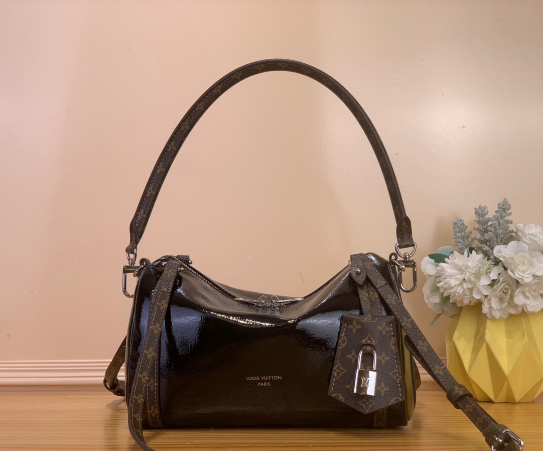 NO:602889,Top original order [EXRESS small handbag] m27920 black/oiled leather. This classic Exress small handbag displays the brand's Monogram Saga sj logo, exuding an uninhibited rock and roll temperament. It is cut from cow leather and matched with cow leather trim. The lining is embellished with the iconic Monogram pattern. The key bag and padlock both release a lustrous light and can be buckled on the zipper puller to create a unique style. Size 17 x 13.5 x  26 cm.6517068 (height x width x length),,cowhide19860909顶级原单【EXRESS 小号手袋】 m27920 黑色/油腊皮 这款经典 Exress 小号手袋展现了品牌的 Monogram Saga sj标识,流露出不羁的摇滚气质.采用牛皮革裁成,搭配牛皮革饰边.内衬点缀标志性 Monogram 图案.钥匙包和挂锁均释放莹泽光芒,并可扣于拉链头上,打造别样风情. 尺寸17 x 13.5 x 26 厘米.6517068 (高 x 宽 x 长度),,cowhide,Bag