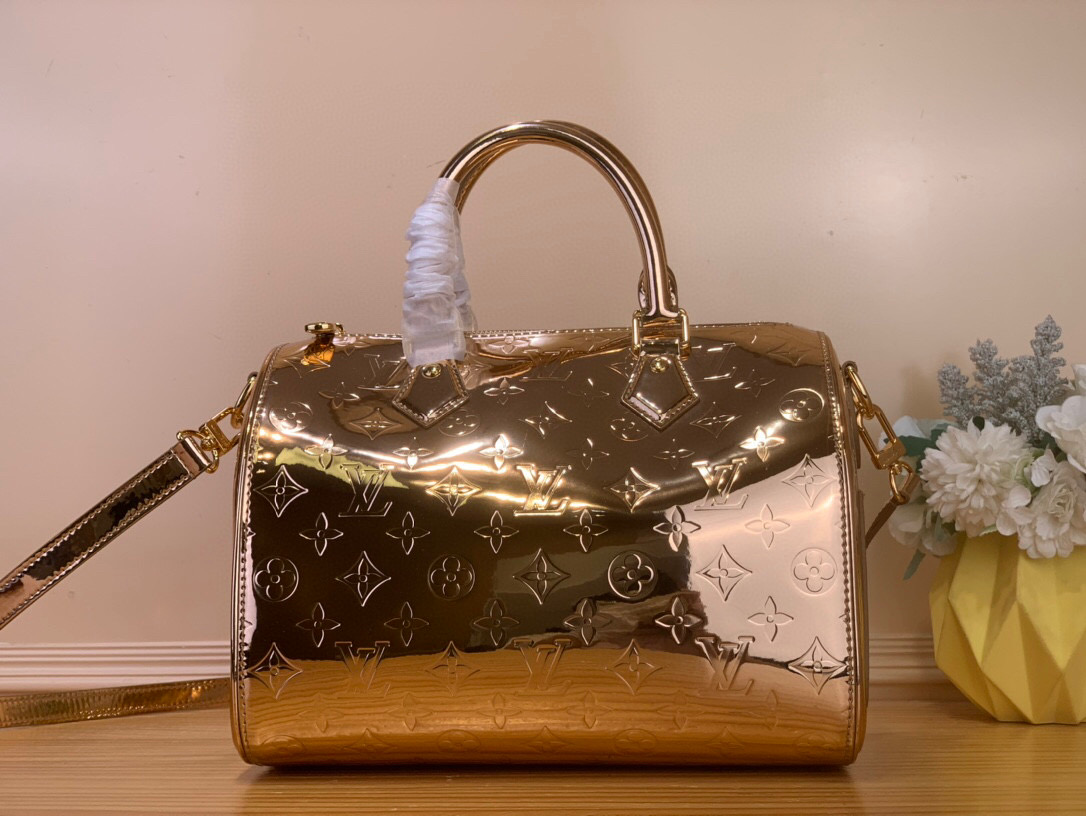 NO:602903,Top original item [Sac Seedy Bandoulière 25] m26497 Rose Gold/Patent Leather The iconic Seedy Bandoulière 25 bag is revisited on the occasion of the LV Ski collection, in Monogram Mirror lamed canvas with an exclusive copper shade. This durable style is elegant in any situation, with a tonal rose gold metal finish. The removable leather strap allows you to wear it in different ways. Dimensions 27x19x15 cm  7518085 (length x height x width),, louis vuitton19860909顶级原单【Sac Seedy Bandoulière 25】 m26497 玫瑰金/漆皮 标志性的Seedy Bandoulière 25包在LV Ski系列之际重温,使用带有独家铜色阴影的Monogram Mirror lamed帆布.这款耐用的款式在任何情况下都很优雅,采用同色调的玫瑰金金属饰面.可拆卸的皮革肩带可以让你以不同的方式佩戴它. 尺寸27x19x15厘米 7518085（长度x高度x宽度）,,louis vuitton,Bag