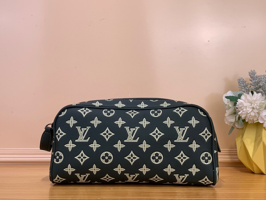 NO:602904,Top original item [Do Kit toiletry bag handbag] M44494 27180 dark green (stripe embossed) Made of dark green shaded Mongomi leather with monogram pattern. The monogram pattern is embossed in a lighter tone, adding depth and layering to the entire design. MS double zipper and wide opening design make it easy and quick to take out care products, while the washable fabric lining ensures practicality for daily use. Size 28 x 15  x 16.5cm4615055,,cosmetic bags & cases19860909顶级原单【Do Kit 盥洗化妆包手袋】M44494 27180 深绿色（条纹压花） 采用的是带有字母图案的深绿色阴影色的蒙格米皮革制成.字母图案以较浅的色调压印而成,为整个设计增添了深度和层次感.ms双拉链和宽开口设计方便快捷地取出护理用品,而可清洗的织物衬里则保证了日常使用的实用性. 尺寸 28 x 15 x 16.5cm4615055,,cosmetic bags & cases,Bag