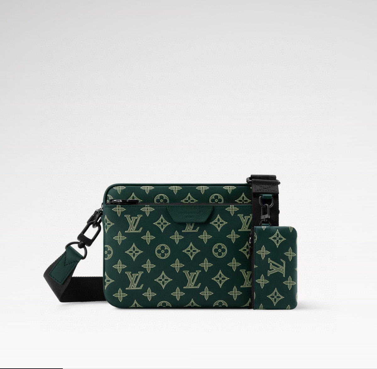 NO:602913,Top original order [Trio Messenger bag] M27925 dark blue 26713 black 27185 gray 27154 dark green (stripe embossed) made of soft Monogram Shadow LS cow leather, with Monogram Shadow leather strap and main bag. The zippered front bag, shoulder strap and coin purse embellished on it are all detachable. The shoulder strap is also adjustable to ensure a comfortable fit. Size 18.5 x  7 x 25 cm 6517068,,wallets,cowhide19860909顶级原单【Trio Messenger 邮差包】M27925 深蓝色 26713 黑色 27185 灰色 27154 深绿色（条纹压花） 取材柔软 Monogram Shadow ls牛皮革,搭配 Monogram Shadow 皮革袢带与主袋.拉链前袋、肩带与点缀其上的零钱包均可拆卸.肩带亦可调节,确保背携舒适贴合. 尺寸 18.5 x 7 x 25厘米 6517068,,wallets,cowhide,Bag