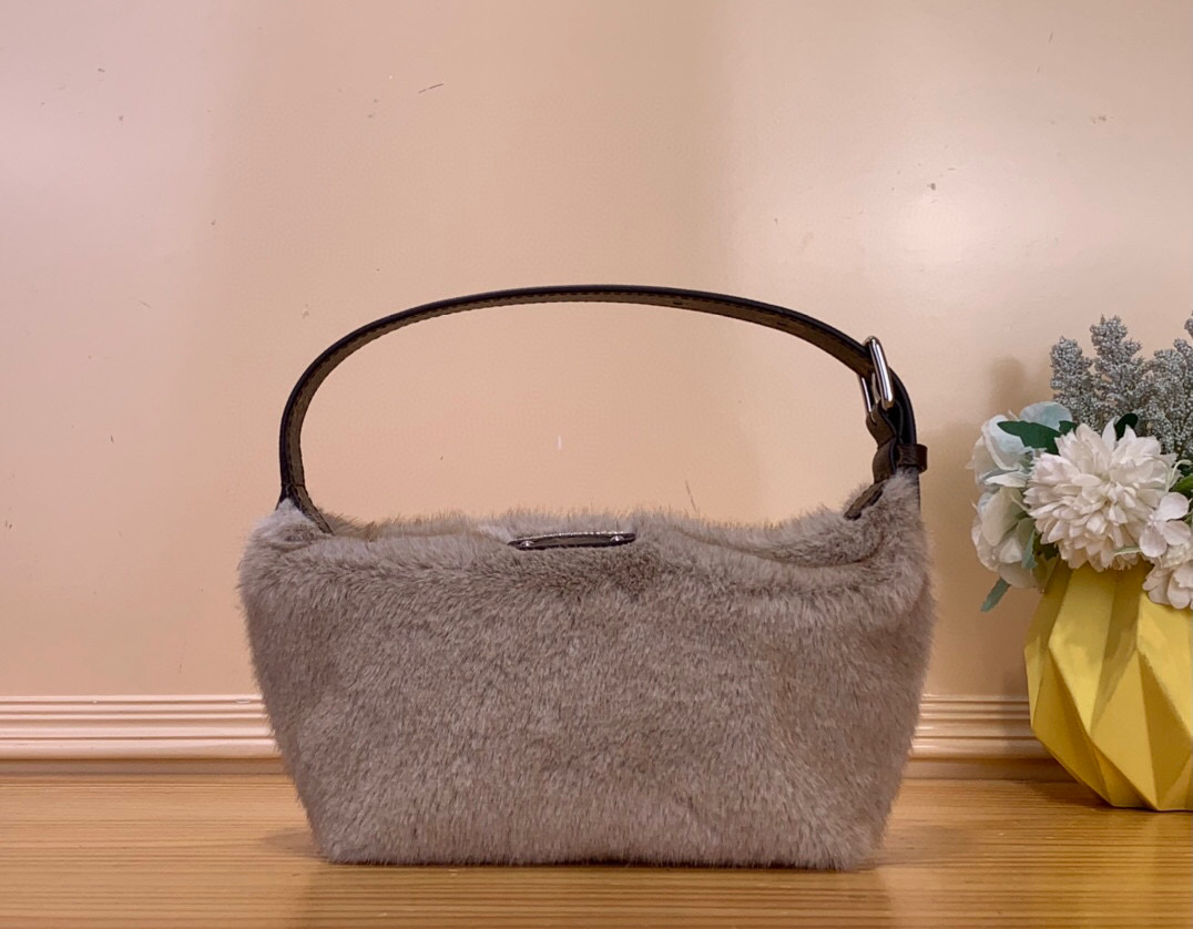 NO:602937,Top original item [Hills ochette armpit handbag] M15031 white (sheep wool) made of soft mink fur, embellished with lambskin trim, with adjustable handles, xh can be adjusted to the appropriate length. The interior size is spacious and can store mobile phones, card cases, lipstick and keys. Size 18.5 x 11 x 6.5 cm 4815055,, sheepskin19860909顶级原单【Hills ochette 腋下包手袋】M15031 白色（羊羔绒 毛毛） 以柔軟貂皮毛製作,綴有小羊皮飾邊,配搭可調節手柄,xh可調節至適合長度.內部尺寸寬敞,可收納手機、卡片套、唇膏及鎖匙. 尺寸 18.5 x 11 x 6.5厘米4815055,,sheepskin,Bag