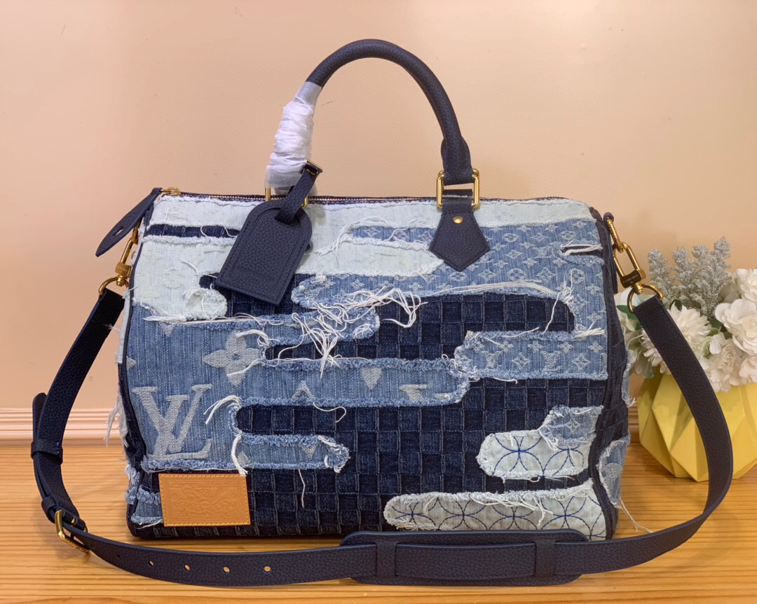 NO:602912,Top original item [Sac Seedy Bandoulière 40] m15277 Denim/Color Block The 'Seedy Bandier 40' combines denim with various patterns to create a patchwork style that is both casual and chic. Sj colored leather trim and striped cotton lining, gold hardware including the zipper pull with pearl-style details, let people feel the craftsmanship. Decorated with cowhide patches of carp, which is a symbol of the indomitable spirit in Japan.  Dimensions 40 x 26 x 23 cm.901981000 (width x height x sides),,cowhide19860909顶级原单【Sac Seedy Bandoulière 40】 m15277 牛仔/ 拼色 结合了各种图案的牛仔布,做成了拼布风格,既休闲又别致的“Seedy Bandier 40” Sj彩色皮革修剪和条纹棉质衬里,以珍珠风细节的拉链拉手为首的金色五金,让人感受到工匠技艺.装饰着在日本不屈不挠精神的象征的鲤鱼的牛皮贴片. 尺寸40 x 26 x 23厘米.901981000（宽x高x边）,,cowhide,Bag