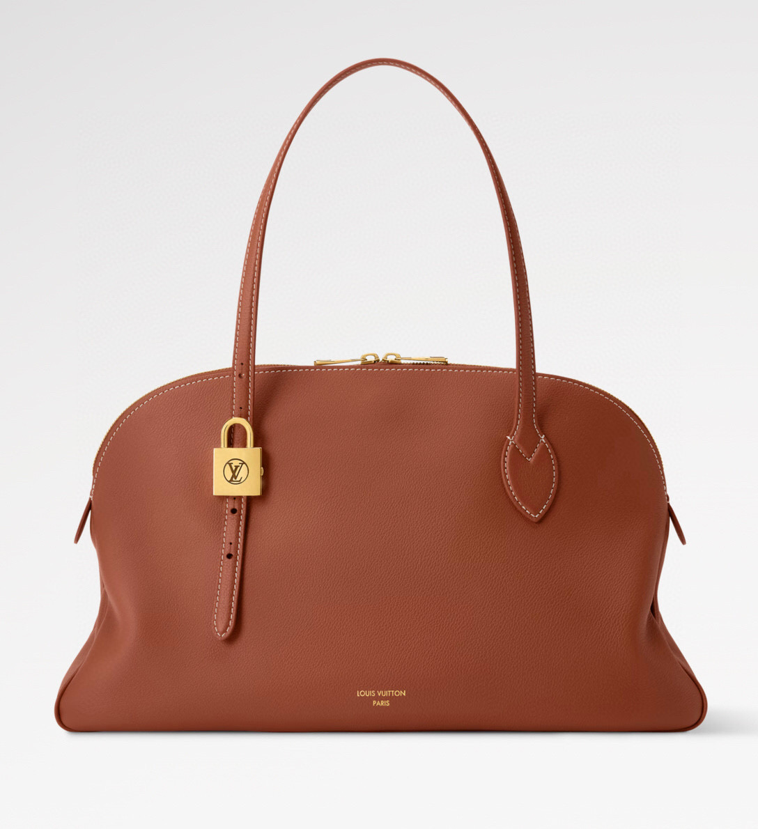 NO:602993,Top original item [Sac Low Key Duffle Tote] m26257 black m26688 brown This travel bag is inspired by the Alma Horizontal model of the 1970s and is a Low Key The latest addition to the ys collection. It is made from timeless black grained calfskin and has a zip profile, sublimated by aged gold-tone hardware and includes a signature padlock. Its large capacity can accommodate a laptop as well as other daily essentials. It comes with a removable Monogram pocket. Dimensions 43.5 x 26.5 x 14.5 cm 8819095 (length x height x width),, travel bags, cowhide19860909顶级原单【Sac Low Key Duffle Tote】 m26257 黑色 m26688 棕色 这款旅行包的灵感来自年代的Alma Horizontal模型,是Low Key ys系列的最新作品.它由永恒的黑色粒面小牛皮制成,具有拉链轮廓,由老化的金色金属件升华,包括一个标志性的挂锁.它的大容量可以容纳一台笔记本电脑以及其他日常必需品.它配有一个可拆卸的Monogram口袋. 尺寸43.5 x 26.5 x 14.5釐米 8819095（长度x高度x宽度）,,travel bags,cowhide,Bag