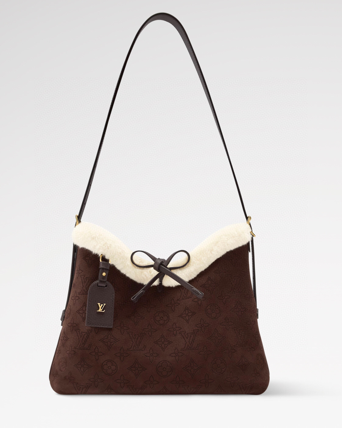 NO:602989,Top original item [CARRYALL small handbag] m26421 sherpa This LV Ski version CarryAll small handbag is made of silky soft suede cow leather dipped in rich Chocolate Ys tones, adding a trendy collection to the Cozygram series. The shearling trim and dazzling metal parts reveal a sophisticated charm. The inner pocket can store personal belongings. The detachable logo nameplate adds a finishing touch. Size 34 x 11 x 22  cm.7218085 (height x width x length),,louis vuitton,cowhide19860909顶级原单【CARRYALL 小号手袋】 m26421 羊羔绒 本款 LV Ski 版本 CarryAll 小号手袋为丝滑柔软绒面牛皮革浸染浓郁 Chocolate Ys色调,为 Cozygram 系列增添潮流收藏佳选.羊毛皮饰边与耀目金属件流露考究韵致.内里口袋可收纳随身物品.可拆卸标识名牌再添点睛一笔. 尺寸34 x 11 x 22 厘米.7218085 (高 x 宽 x 长度),,louis vuitton,cowhide,Bag