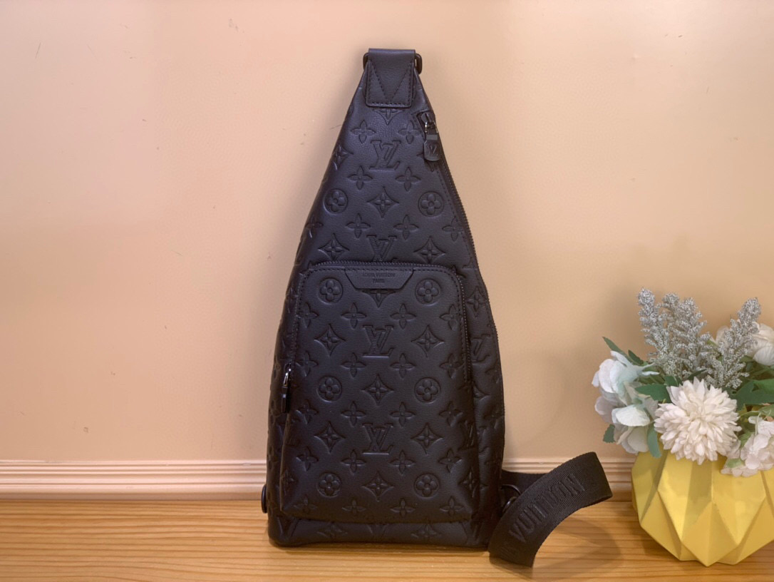 NO:602980,Top original item [Duo Slingbag Shoulder Chest Bag] M26730 Black (stripe embossed) 'Monogram Shadow' hx series cross-body bag made of sheepskin, which not only brings comfort but also adds fashion. This product uses a more fashionable top strap and a wider and more practical front pocket, adding a sporty element to it. The adjustable shoulder straps can be worn on both sides of the body to achieve diverse wearing methods and a more ergonomic use experience. Size  20 x 42 x 6 cm 6017075, satchels, crossbody bags, sheepskin19860909顶级原单【Duo Slingbag 单肩胸包】M26730 黑色（条纹压花） “Monogram Shadow”hx系列的羊皮制成的斜挎包,既带来了舒适感又增添了时尚气息.这款产品采用了更时尚的顶部固定带以及更宽、更实用的前口袋,为其增添了运动风元素.可调节的肩带可以佩戴在身体的两侧,以实现多样的佩戴方式和更符合人体工程学的使用体验. 尺寸 20 x 42 x 6 厘米 6017075,,satchels,crossbody bags,sheepskin,Bag