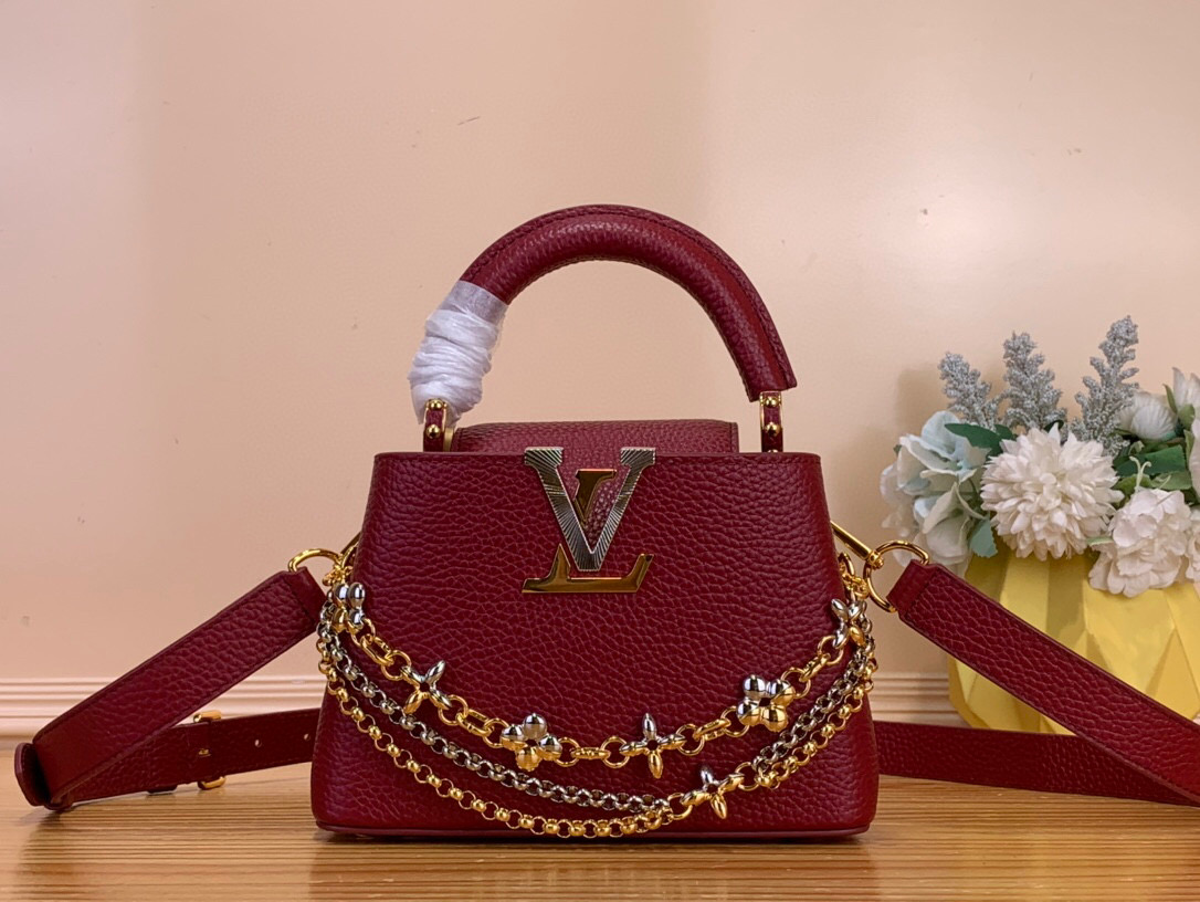 NO:602984,Top original order [Sac Caucines Mini handbag] m26351 black/three chains m27034 rose purple This latest version of the Caucines Mini bag is decorated with Infinity inspired by the world of jewelry  hl chain, embodying timeless sophistication, suitable for any occasion. It is made of classic black Taurillon leather, distinguished by its double galvanized metal finish, including the iconic LV initials, with sunray technology to provide a radiant effect. Equipped with a removable shoulder strap, thanks to its upper handle, it can be worn over the shoulder, crosswise or by hand. Dimensions 21x13.6x8 cm. 118121250 (length x height x width), Louis Vuitton19860909顶级原单【Sac Caucines Mini手袋】m26351 黑色/三链 m27034 玫紫色 这款最新版的Caucines Mini包装饰着受珠宝世界启发的Infinity hl链,体现了永恒的精致,适合任何场合.它由经典的黑色Taurillon皮革制成,以其双镀锌金属饰面而著称,包括标志性的LV首字母缩写,采用阳光技术,以提供辐射效果.配有可拆卸的肩带,由于其上部手柄,它可以在肩上、交叉或手工完成. 尺寸21x13.6x8厘米.118121250（长度x高度x宽度）,,louis vuitton,Bag