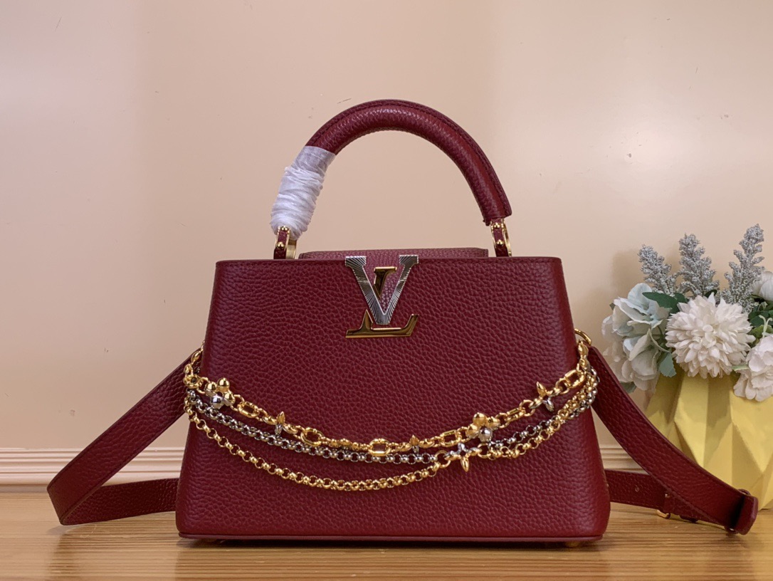 NO:602981,Top original order [Sac Caucines Mini handbag] m26351 black/three chains m27034 rose purple This latest version of the Caucines Mini bag is decorated with Infinity inspired by the world of jewelry  hl chain, embodying timeless sophistication, suitable for any occasion. It is made of classic black Taurillon leather, distinguished by its double galvanized metal finish, including the iconic LV initials, with sunray technology to provide a radiant effect. Equipped with a removable shoulder strap, thanks to its upper handle, it can be worn over the shoulder, crosswise or by hand. Dimensions 21x13.6x8 cm. 128121350 (length x height x width), Louis Vuitton19860909顶级原单【Sac Caucines Mini手袋】m26351 黑色/三链 m27034 玫紫色 这款最新版的Caucines Mini包装饰着受珠宝世界启发的Infinity hl链,体现了永恒的精致,适合任何场合.它由经典的黑色Taurillon皮革制成,以其双镀锌金属饰面而著称,包括标志性的LV首字母缩写,采用阳光技术,以提供辐射效果.配有可拆卸的肩带,由于其上部手柄,它可以在肩上、交叉或手工完成. 尺寸21x13.6x8厘米.128121350（长度x高度x宽度）,,louis vuitton,Bag