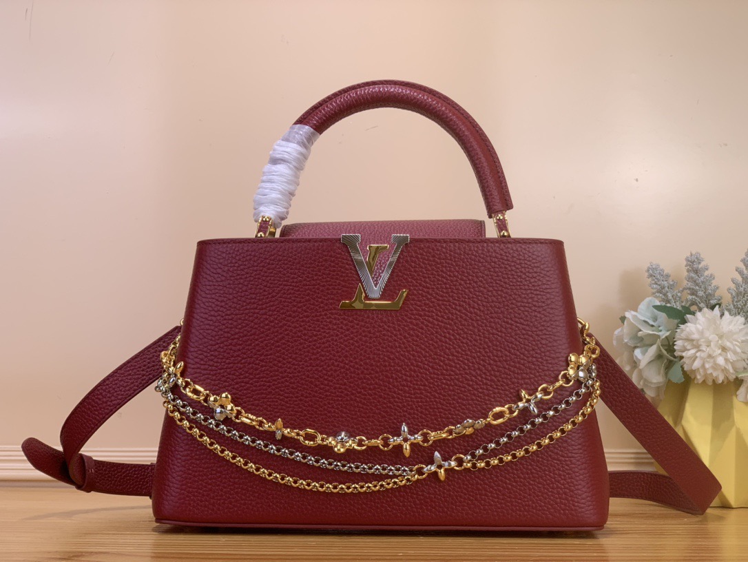 NO:602977,Top original order [Sac Caucines medium handbag] m26351 black/three chains m27034 rose purple This latest version of the Caucines medium bag is decorated with Infinity inspired by the world of jewelry  hl chain, embodying timeless sophistication, suitable for any occasion. It is made of classic black Taurillon leather, distinguished by its double galvanized metal finish, including the iconic LV initials, with sunray technology to provide a radiant effect. Equipped with a removable shoulder strap, thanks to its upper handle, it can be worn over the shoulder, crosswise or by hand. Dimensions 20 x 11 x 31.05 cm 133121450 (length x height x width), Louis Vuitton19860909顶级原单【Sac Caucines 中号手袋】m26351 黑色/三链 m27034 玫紫色 这款最新版的Caucines 中号包装饰着受珠宝世界启发的Infinity hl链,体现了永恒的精致,适合任何场合.它由经典的黑色Taurillon皮革制成,以其双镀锌金属饰面而著称,包括标志性的LV首字母缩写,采用阳光技术,以提供辐射效果.配有可拆卸的肩带,由于其上部手柄,它可以在肩上、交叉或手工完成. 尺寸20 x 11 x 31.05 厘米 133121450（长度x高度x宽度）,,louis vuitton,Bag