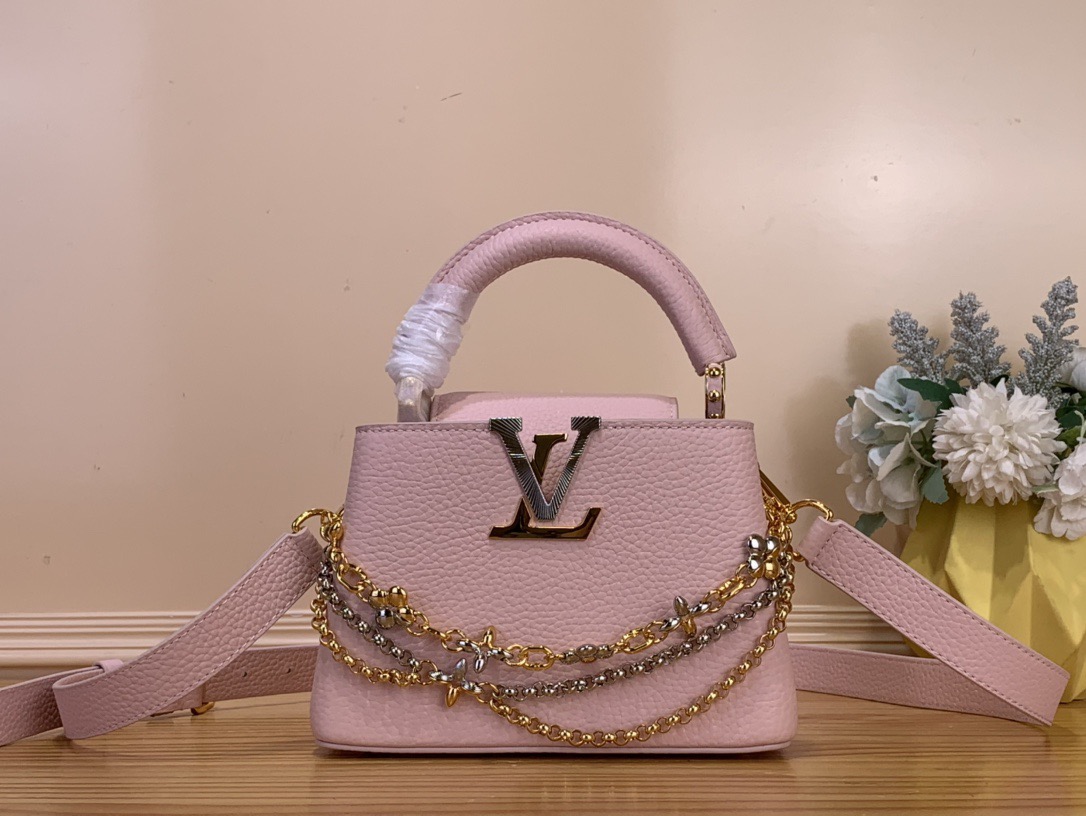 NO:602972,Top original order [Sac Caucines Mini handbag] m26351 black/three chains m27034 rose purple This latest version of the Caucines Mini bag is decorated with Infinity inspired by the world of jewelry  hl chain, embodying timeless sophistication, suitable for any occasion. It is made of classic black Taurillon leather, distinguished by its double galvanized metal finish, including the iconic LV initials, with sunray technology to provide a radiant effect. Equipped with a removable shoulder strap, thanks to its upper handle, it can be worn over the shoulder, crosswise or by hand. Dimensions 21x13.6x8 cm. 118121250 (length x height x width), Louis Vuitton19860909顶级原单【Sac Caucines Mini手袋】m26351 黑色/三链 m27034 玫紫色 这款最新版的Caucines Mini包装饰着受珠宝世界启发的Infinity hl链,体现了永恒的精致,适合任何场合.它由经典的黑色Taurillon皮革制成,以其双镀锌金属饰面而著称,包括标志性的LV首字母缩写,采用阳光技术,以提供辐射效果.配有可拆卸的肩带,由于其上部手柄,它可以在肩上、交叉或手工完成. 尺寸21x13.6x8厘米.118121250（长度x高度x宽度）,,louis vuitton,Bag