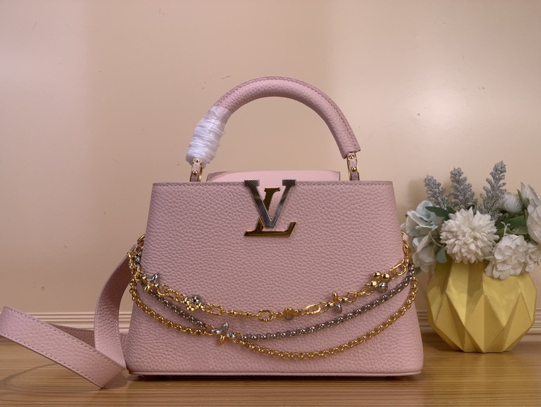 NO:602968,Top original order [Sac Caucines Mini handbag] m26351 black/three chains m27034 rose purple This latest version of the Caucines Mini bag is decorated with Infinity inspired by the world of jewelry  hl chain, embodying timeless sophistication, suitable for any occasion. It is made of classic black Taurillon leather, distinguished by its double galvanized metal finish, including the iconic LV initials, with sunray technology to provide a radiant effect. Equipped with a removable shoulder strap, thanks to its upper handle, it can be worn over the shoulder, crosswise or by hand. Dimensions 21x13.6x8 cm. 128121350 (length x height x width), Louis Vuitton19860909顶级原单【Sac Caucines Mini手袋】m26351 黑色/三链 m27034 玫紫色 这款最新版的Caucines Mini包装饰着受珠宝世界启发的Infinity hl链,体现了永恒的精致,适合任何场合.它由经典的黑色Taurillon皮革制成,以其双镀锌金属饰面而著称,包括标志性的LV首字母缩写,采用阳光技术,以提供辐射效果.配有可拆卸的肩带,由于其上部手柄,它可以在肩上、交叉或手工完成. 尺寸21x13.6x8厘米.128121350（长度x高度x宽度）,,louis vuitton,Bag