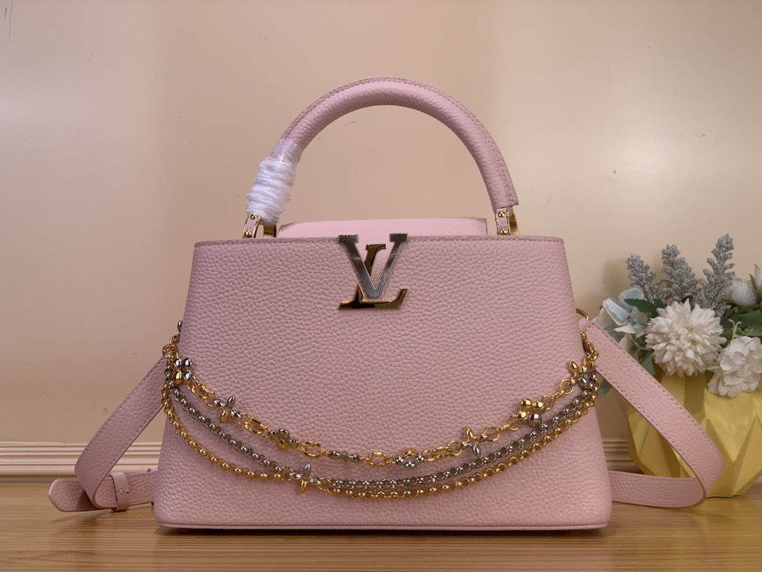 NO:602964,Top original order [Sac Caucines medium handbag] m26351 black/three chains m27034 rose purple This latest version of the Caucines medium bag is decorated with Infinity inspired by the world of jewelry  hl chain, embodying timeless sophistication, suitable for any occasion. It is made of classic black Taurillon leather, distinguished by its double galvanized metal finish, including the iconic LV initials, with sunray technology to provide a radiant effect. Equipped with a removable shoulder strap, thanks to its upper handle, it can be worn over the shoulder, crosswise or by hand. Dimensions 20 x 11 x 31.05 cm 133121450 (length x height x width), Louis Vuitton19860909顶级原单【Sac Caucines 中号手袋】m26351 黑色/三链 m27034 玫紫色 这款最新版的Caucines 中号包装饰着受珠宝世界启发的Infinity hl链,体现了永恒的精致,适合任何场合.它由经典的黑色Taurillon皮革制成,以其双镀锌金属饰面而著称,包括标志性的LV首字母缩写,采用阳光技术,以提供辐射效果.配有可拆卸的肩带,由于其上部手柄,它可以在肩上、交叉或手工完成. 尺寸20 x 11 x 31.05 厘米 133121450（长度x高度x宽度）,,louis vuitton,Bag