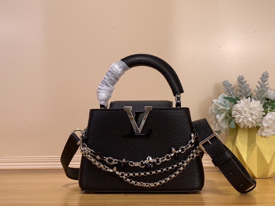 NO:602956,Top original order [Sac Caucines Mini handbag] m26351 black/three chains m27034 rose purple This latest version of the Caucines Mini bag is decorated with Infinity inspired by the world of jewelry  hl chain, embodying timeless sophistication, suitable for any occasion. It is made of classic black Taurillon leather, distinguished by its double galvanized metal finish, including the iconic LV initials, with sunray technology to provide a radiant effect. Equipped with a removable shoulder strap, thanks to its upper handle, it can be worn over the shoulder, crosswise or by hand. Dimensions 21x13.6x8 cm. 118121250 (length x height x width), Louis Vuitton19860909顶级原单【Sac Caucines Mini手袋】m26351 黑色/三链 m27034 玫紫色 这款最新版的Caucines Mini包装饰着受珠宝世界启发的Infinity hl链,体现了永恒的精致,适合任何场合.它由经典的黑色Taurillon皮革制成,以其双镀锌金属饰面而著称,包括标志性的LV首字母缩写,采用阳光技术,以提供辐射效果.配有可拆卸的肩带,由于其上部手柄,它可以在肩上、交叉或手工完成. 尺寸21x13.6x8厘米.118121250（长度x高度x宽度）,,louis vuitton,Bag
