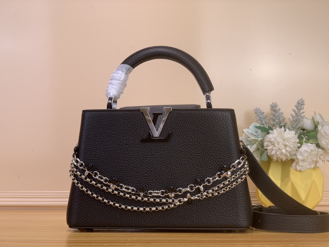 NO:602952,Top original order [Sac Caucines Mini handbag] m26351 black/three chains m27034 rose purple This latest version of the Caucines Mini bag is decorated with Infinity inspired by the world of jewelry  hl chain, embodying timeless sophistication, suitable for any occasion. It is made of classic black Taurillon leather, distinguished by its double galvanized metal finish, including the iconic LV initials, with sunray technology to provide a radiant effect. Equipped with a removable shoulder strap, thanks to its upper handle, it can be worn over the shoulder, crosswise or by hand. Dimensions 21x13.6x8 cm. 128121350 (length x height x width), Louis Vuitton19860909顶级原单【Sac Caucines Mini手袋】m26351 黑色/三链 m27034 玫紫色 这款最新版的Caucines Mini包装饰着受珠宝世界启发的Infinity hl链,体现了永恒的精致,适合任何场合.它由经典的黑色Taurillon皮革制成,以其双镀锌金属饰面而著称,包括标志性的LV首字母缩写,采用阳光技术,以提供辐射效果.配有可拆卸的肩带,由于其上部手柄,它可以在肩上、交叉或手工完成. 尺寸21x13.6x8厘米.128121350（长度x高度x宽度）,,louis vuitton,Bag