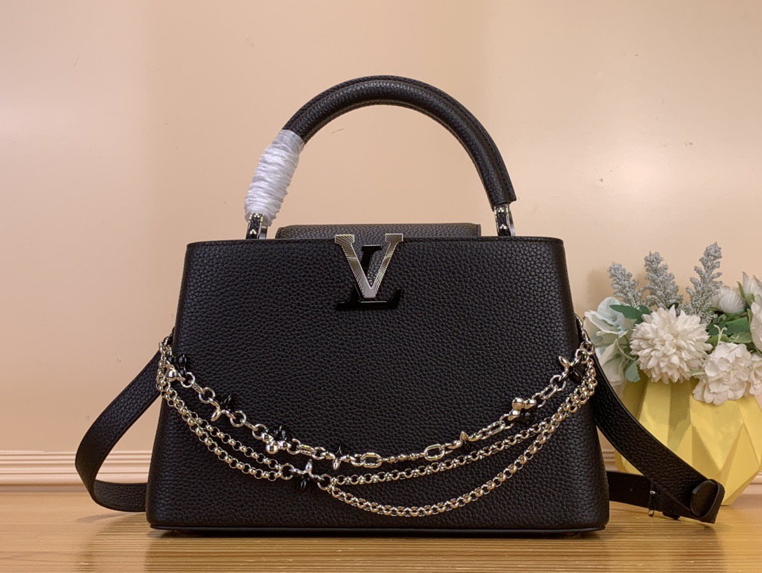 NO:602948,Top original order [Sac Caucines medium handbag] m26351 black/three chains m27034 rose purple This latest version of the Caucines medium bag is decorated with Infinity inspired by the world of jewelry  hl chain, embodying timeless sophistication, suitable for any occasion. It is made of classic black Taurillon leather, distinguished by its double galvanized metal finish, including the iconic LV initials, with sunray technology to provide a radiant effect. Equipped with a removable shoulder strap, thanks to its upper handle, it can be worn over the shoulder, crosswise or by hand. Dimensions 20 x 11 x 31.05 cm 133121450 (length x height x width), Louis Vuitton19860909顶级原单【Sac Caucines 中号手袋】m26351 黑色/三链 m27034 玫紫色 这款最新版的Caucines 中号包装饰着受珠宝世界启发的Infinity hl链,体现了永恒的精致,适合任何场合.它由经典的黑色Taurillon皮革制成,以其双镀锌金属饰面而著称,包括标志性的LV首字母缩写,采用阳光技术,以提供辐射效果.配有可拆卸的肩带,由于其上部手柄,它可以在肩上、交叉或手工完成. 尺寸20 x 11 x 31.05 厘米 133121450（长度x高度x宽度）,,louis vuitton,Bag