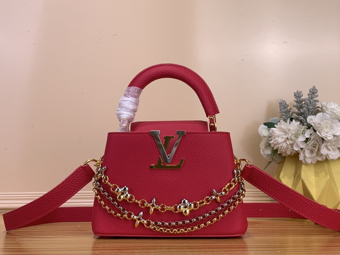 NO:602985,Top original order [Sac Caucines Mini handbag] m26351 black/three chains m27034 rose purple This latest version of the Caucines Mini bag is decorated with Infinity inspired by the world of jewelry  hl chain, embodying timeless sophistication, suitable for any occasion. It is made of classic black Taurillon leather, distinguished by its double galvanized metal finish, including the iconic LV initials, with sunray technology to provide a radiant effect. Equipped with a removable shoulder strap, thanks to its upper handle, it can be worn over the shoulder, crosswise or by hand. Dimensions 21x13.6x8 cm. 118121250 (length x height x width), Louis Vuitton19860909顶级原单【Sac Caucines Mini手袋】m26351 黑色/三链 m27034 玫紫色 这款最新版的Caucines Mini包装饰着受珠宝世界启发的Infinity hl链,体现了永恒的精致,适合任何场合.它由经典的黑色Taurillon皮革制成,以其双镀锌金属饰面而著称,包括标志性的LV首字母缩写,采用阳光技术,以提供辐射效果.配有可拆卸的肩带,由于其上部手柄,它可以在肩上、交叉或手工完成. 尺寸21x13.6x8厘米.118121250（长度x高度x宽度）,,louis vuitton,Bag