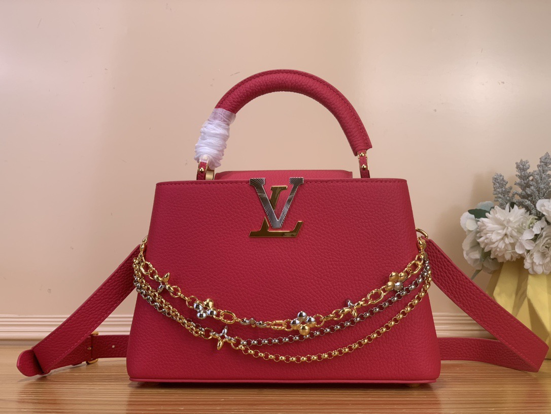 NO:602983,Top original order [Sac Caucines Mini handbag] m26351 black/three chains m27034 rose purple This latest version of the Caucines Mini bag is decorated with Infinity inspired by the world of jewelry  hl chain, embodying timeless sophistication, suitable for any occasion. It is made of classic black Taurillon leather, distinguished by its double galvanized metal finish, including the iconic LV initials, with sunray technology to provide a radiant effect. Equipped with a removable shoulder strap, thanks to its upper handle, it can be worn over the shoulder, crosswise or by hand. Dimensions 21x13.6x8 cm. 128121350 (length x height x width), Louis Vuitton19860909顶级原单【Sac Caucines Mini手袋】m26351 黑色/三链 m27034 玫紫色 这款最新版的Caucines Mini包装饰着受珠宝世界启发的Infinity hl链,体现了永恒的精致,适合任何场合.它由经典的黑色Taurillon皮革制成,以其双镀锌金属饰面而著称,包括标志性的LV首字母缩写,采用阳光技术,以提供辐射效果.配有可拆卸的肩带,由于其上部手柄,它可以在肩上、交叉或手工完成. 尺寸21x13.6x8厘米.128121350（长度x高度x宽度）,,louis vuitton,Bag