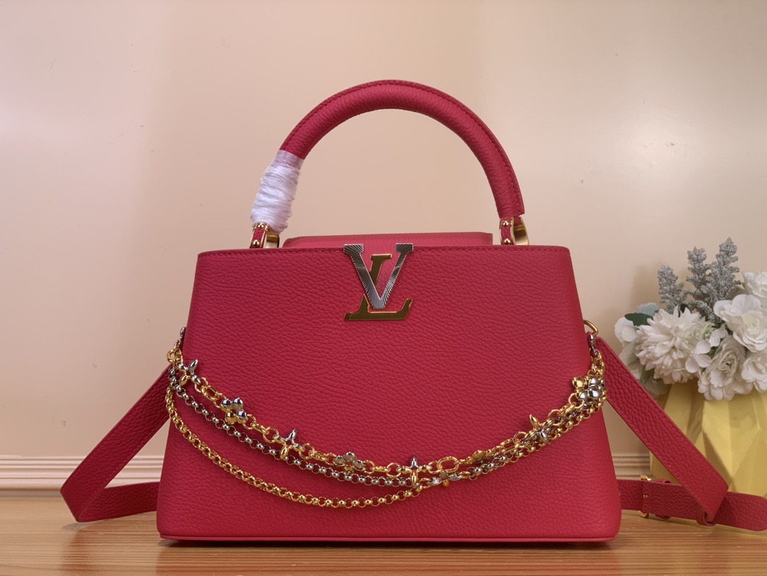 NO:602978,Top original order [Sac Caucines medium handbag] m26351 black/three chains m27034 rose purple This latest version of the Caucines medium bag is decorated with Infinity inspired by the world of jewelry  hl chain, embodying timeless sophistication, suitable for any occasion. It is made of classic black Taurillon leather, distinguished by its double galvanized metal finish, including the iconic LV initials, with sunray technology to provide a radiant effect. Equipped with a removable shoulder strap, thanks to its upper handle, it can be worn over the shoulder, crosswise or by hand. Dimensions 20 x 11 x 31.05 cm 133121450 (length x height x width), Louis Vuitton19860909顶级原单【Sac Caucines 中号手袋】m26351 黑色/三链 m27034 玫紫色 这款最新版的Caucines 中号包装饰着受珠宝世界启发的Infinity hl链,体现了永恒的精致,适合任何场合.它由经典的黑色Taurillon皮革制成,以其双镀锌金属饰面而著称,包括标志性的LV首字母缩写,采用阳光技术,以提供辐射效果.配有可拆卸的肩带,由于其上部手柄,它可以在肩上、交叉或手工完成. 尺寸20 x 11 x 31.05 厘米 133121450（长度x高度x宽度）,,louis vuitton,Bag