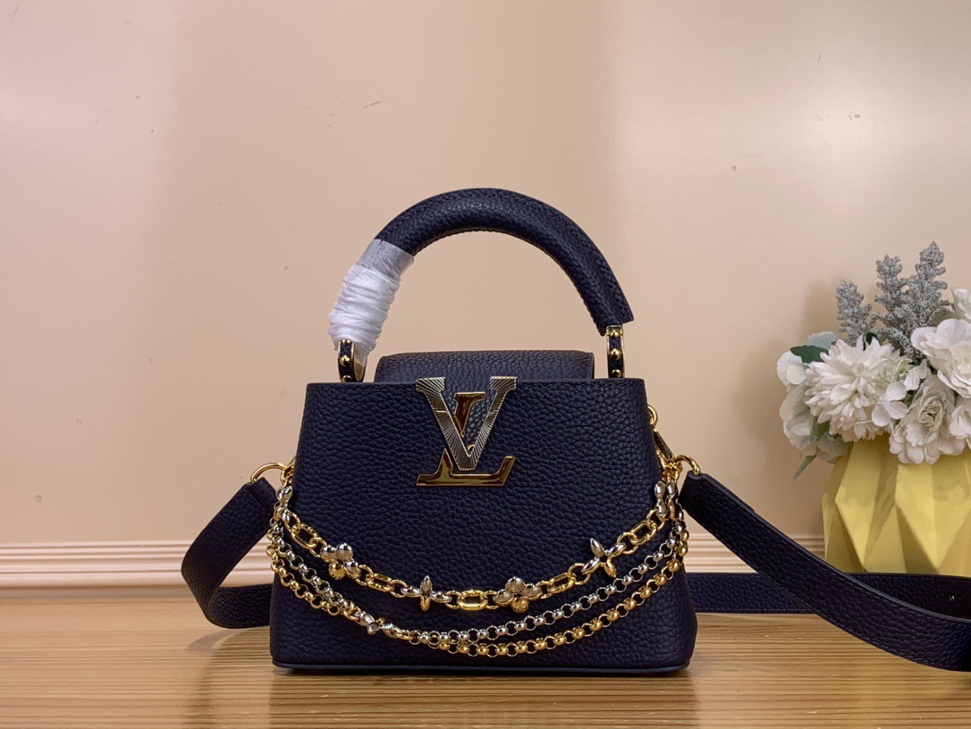 NO:602973,Top original order [Sac Caucines Mini handbag] m26351 black/three chains m27034 rose purple This latest version of the Caucines Mini bag is decorated with Infinity inspired by the world of jewelry  hl chain, embodying timeless sophistication, suitable for any occasion. It is made of classic black Taurillon leather, distinguished by its double galvanized metal finish, including the iconic LV initials, with sunray technology to provide a radiant effect. Equipped with a removable shoulder strap, thanks to its upper handle, it can be worn over the shoulder, crosswise or by hand. Dimensions 21x13.6x8 cm. 118121250 (length x height x width), Louis Vuitton19860909顶级原单【Sac Caucines Mini手袋】m26351 黑色/三链 m27034 玫紫色 这款最新版的Caucines Mini包装饰着受珠宝世界启发的Infinity hl链,体现了永恒的精致,适合任何场合.它由经典的黑色Taurillon皮革制成,以其双镀锌金属饰面而著称,包括标志性的LV首字母缩写,采用阳光技术,以提供辐射效果.配有可拆卸的肩带,由于其上部手柄,它可以在肩上、交叉或手工完成. 尺寸21x13.6x8厘米.118121250（长度x高度x宽度）,,louis vuitton,Bag