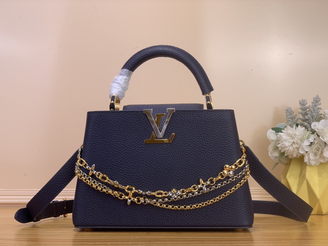 NO:602967,Top original order [Sac Caucines Mini handbag] m26351 black/three chains m27034 rose purple This latest version of the Caucines Mini bag is decorated with Infinity inspired by the world of jewelry  hl chain, embodying timeless sophistication, suitable for any occasion. It is made of classic black Taurillon leather, distinguished by its double galvanized metal finish, including the iconic LV initials, with sunray technology to provide a radiant effect. Equipped with a removable shoulder strap, thanks to its upper handle, it can be worn over the shoulder, crosswise or by hand. Dimensions 21x13.6x8 cm. 128121350 (length x height x width), Louis Vuitton19860909顶级原单【Sac Caucines Mini手袋】m26351 黑色/三链 m27034 玫紫色 这款最新版的Caucines Mini包装饰着受珠宝世界启发的Infinity hl链,体现了永恒的精致,适合任何场合.它由经典的黑色Taurillon皮革制成,以其双镀锌金属饰面而著称,包括标志性的LV首字母缩写,采用阳光技术,以提供辐射效果.配有可拆卸的肩带,由于其上部手柄,它可以在肩上、交叉或手工完成. 尺寸21x13.6x8厘米.128121350（长度x高度x宽度）,,louis vuitton,Bag