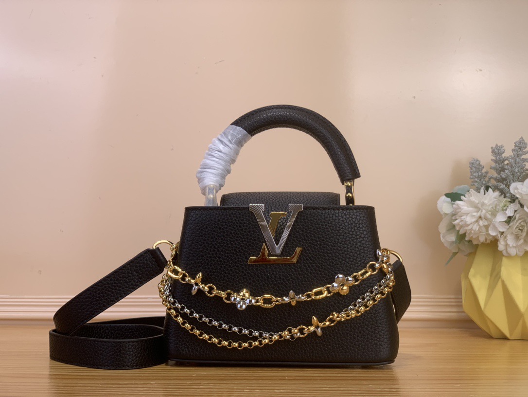 NO:602959,Top original order [Sac Caucines Mini handbag] m26351 black/three chains m27034 rose purple This latest version of the Caucines Mini bag is decorated with Infinity inspired by the world of jewelry  hl chain, embodying timeless sophistication, suitable for any occasion. It is made of classic black Taurillon leather, distinguished by its double galvanized metal finish, including the iconic LV initials, with sunray technology to provide a radiant effect. Equipped with a removable shoulder strap, thanks to its upper handle, it can be worn over the shoulder, crosswise or by hand. Dimensions 21x13.6x8 cm. 118121250 (length x height x width), Louis Vuitton19860909顶级原单【Sac Caucines Mini手袋】m26351 黑色/三链 m27034 玫紫色 这款最新版的Caucines Mini包装饰着受珠宝世界启发的Infinity hl链,体现了永恒的精致,适合任何场合.它由经典的黑色Taurillon皮革制成,以其双镀锌金属饰面而著称,包括标志性的LV首字母缩写,采用阳光技术,以提供辐射效果.配有可拆卸的肩带,由于其上部手柄,它可以在肩上、交叉或手工完成. 尺寸21x13.6x8厘米.118121250（长度x高度x宽度）,,louis vuitton,Bag