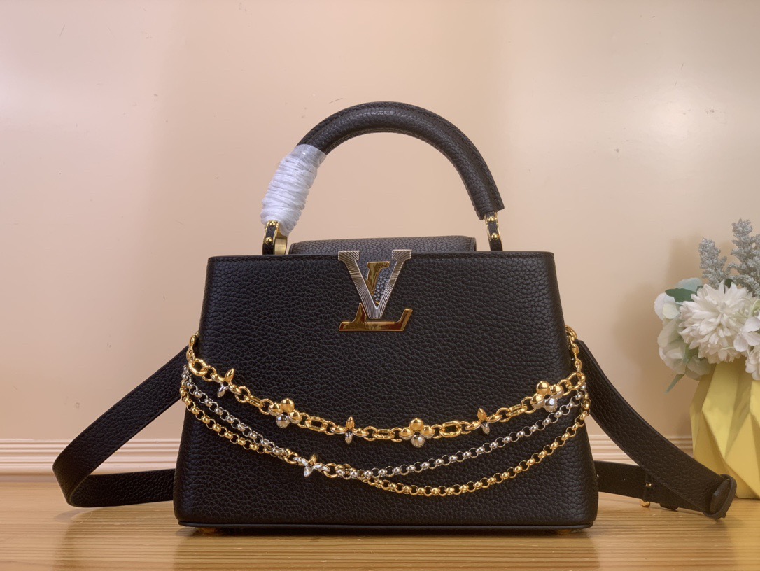 NO:602955,Top original order [Sac Caucines Mini handbag] m26351 black/three chains m27034 rose purple This latest version of the Caucines Mini bag is decorated with Infinity inspired by the world of jewelry  hl chain, embodying timeless sophistication, suitable for any occasion. It is made of classic black Taurillon leather, distinguished by its double galvanized metal finish, including the iconic LV initials, with sunray technology to provide a radiant effect. Equipped with a removable shoulder strap, thanks to its upper handle, it can be worn over the shoulder, crosswise or by hand. Dimensions 21x13.6x8 cm. 128121350 (length x height x width), Louis Vuitton19860909顶级原单【Sac Caucines Mini手袋】m26351 黑色/三链 m27034 玫紫色 这款最新版的Caucines Mini包装饰着受珠宝世界启发的Infinity hl链,体现了永恒的精致,适合任何场合.它由经典的黑色Taurillon皮革制成,以其双镀锌金属饰面而著称,包括标志性的LV首字母缩写,采用阳光技术,以提供辐射效果.配有可拆卸的肩带,由于其上部手柄,它可以在肩上、交叉或手工完成. 尺寸21x13.6x8厘米.128121350（长度x高度x宽度）,,louis vuitton,Bag