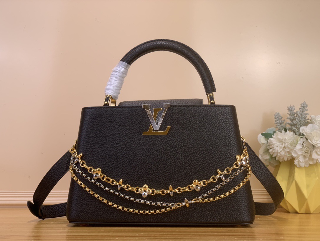 NO:602951,Top original order [Sac Caucines medium handbag] m26351 black/three chains m27034 rose purple This latest version of the Caucines medium bag is decorated with Infinity inspired by the world of jewelry  hl chain, embodying timeless sophistication, suitable for any occasion. It is made of classic black Taurillon leather, distinguished by its double galvanized metal finish, including the iconic LV initials, with sunray technology to provide a radiant effect. Equipped with a removable shoulder strap, thanks to its upper handle, it can be worn over the shoulder, crosswise or by hand. Dimensions 20 x 11 x 31.05 cm 133121450 (length x height x width), Louis Vuitton19860909顶级原单【Sac Caucines 中号手袋】m26351 黑色/三链 m27034 玫紫色 这款最新版的Caucines 中号包装饰着受珠宝世界启发的Infinity hl链,体现了永恒的精致,适合任何场合.它由经典的黑色Taurillon皮革制成,以其双镀锌金属饰面而著称,包括标志性的LV首字母缩写,采用阳光技术,以提供辐射效果.配有可拆卸的肩带,由于其上部手柄,它可以在肩上、交叉或手工完成. 尺寸20 x 11 x 31.05 厘米 133121450（长度x高度x宽度）,,louis vuitton,Bag