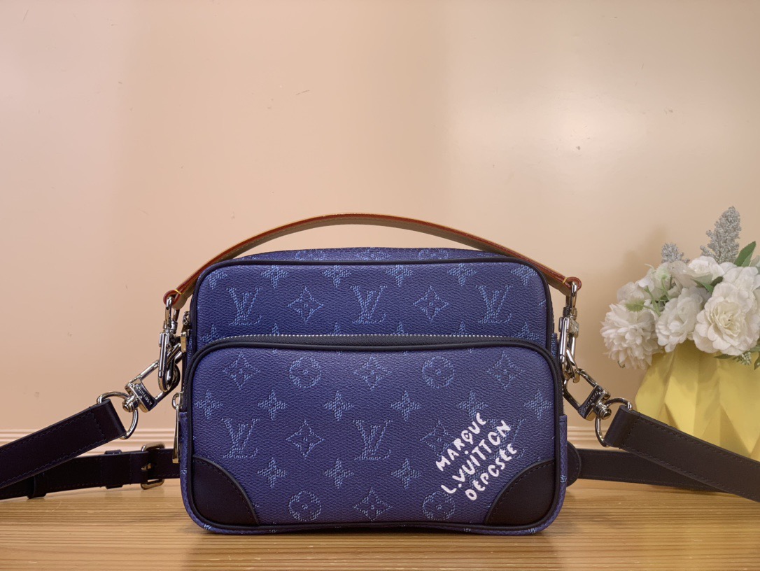 NO:622746,Top original item [NIL handbag] m27232 yellow/print m26823 blue This Nil crossbody bag is made of Monogram Heritage hx canvas with a retro shape, with a main compartment, an inner patch pocket and a zippered front pocket. The top leather handle and shoulder strap are detachable, providing a variety of carrying options. The front pocket Marque L.Vuitton Déosée print adds a classic style. Size 17.5 x 11  x 25 cm 5516065 (height x width x length), satchels, crossbody bags19860909顶级原单【NIL 手袋】 m27232 黄色/印花 m26823 蓝色 本款 Nil 斜挎包以 Monogram Heritage hx帆布塑就复古构型,搭配主隔层、内贴袋与拉链前袋.顶部皮革手柄与肩带均可拆卸,提供多样背携选择.前袋 Marque L.Vuitton Déosée 印花再添经典格调. 尺寸17.5 x 11 x 25 厘米 5516065 (高 x 宽 x 长度),,satchels,crossbody bags,Bag