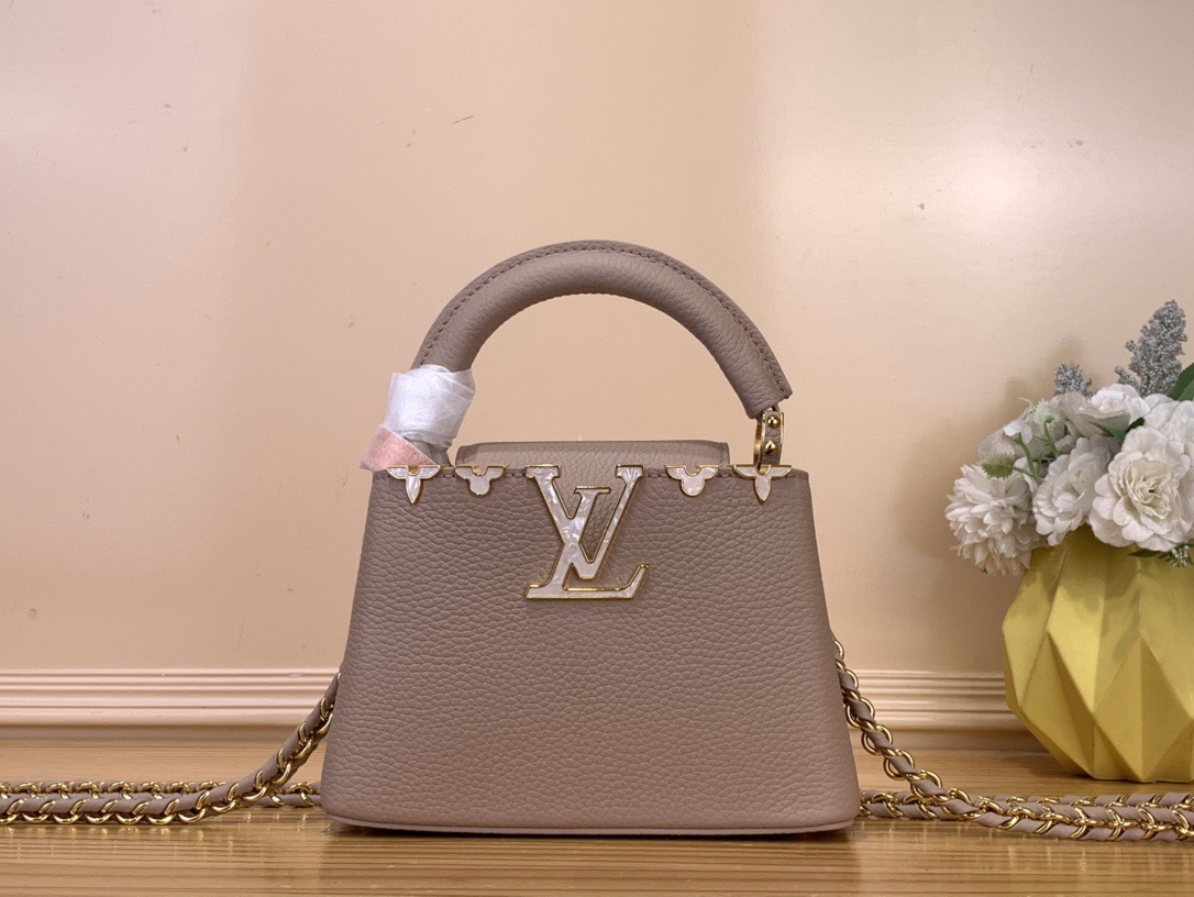 NO:622745,Top original order [CAUCINES mini handbag] M10166 48865 Gray (Flower Fritillary) This Caucines mini handbag is from the CaucinesFlower Crown sj series. It is cut from grained Taurillon cow leather in an exquisite shape, making it easy to handle day and night occasions. The Monogram flower shimmers in shell luster, and the LV letters are surrounded by it, making it as elegant and gorgeous as jewelry. The detachable chain adds functional details.  Dimensions 21 x 14 x 8 cm110121250,,louis vuitton,cowhide19860909顶级原单【CAUCINES mini 手袋】M10166 48865 灰色（花卉贝母） 本款Caucines mini手袋出自CaucinesFlower Crown sj系列,以粒面 Taurillon 牛皮革裁出玲珑构型,轻松驾驭昼夜场合. Monogram 花卉闪烁贝壳莹泽,将LV字母簇拥其间,宛如珠宝般 雅致华美.可拆卸链条再添功能细节. 尺寸21 x 14 x 8厘米110121250,,louis vuitton,cowhide,Bag