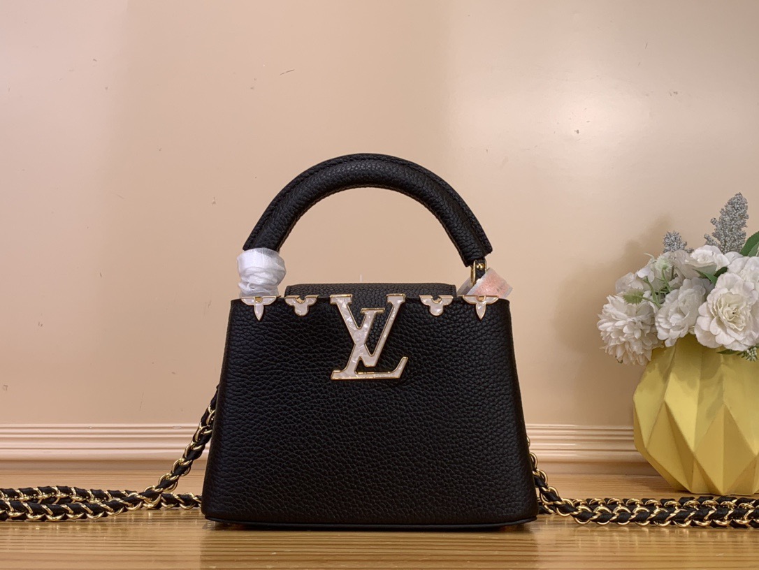 NO:622740,Top original order [CAUCINES mini handbag] M10166 48865 black (Flower Fritillary) This Caucines mini sj handbag is from the CaucinesFlower Crown series. It is cut from grained Taurillon cow leather and has an exquisite shape, making it easy to control day and night occasions. The Monogram flower shimmers in shell luster, and the LV letters are surrounded by it, making it as elegant and gorgeous as jewelry. The detachable chain adds functional details.  Dimensions 21 x 14 x 8 cm110121250,,louis vuitton,cowhide19860909顶级原单【CAUCINES mini 手袋】M10166 48865 黑色（花卉贝母） 本款Caucines mini sj手袋出自CaucinesFlower Crown 系列,以粒面 Taurillon 牛皮革裁出玲珑构型,轻松驾驭昼夜场合. Monogram 花卉闪烁贝壳莹泽,将LV字母簇拥其间,宛如珠宝般 雅致华美.可拆卸链条再添功能细节. 尺寸21 x 14 x 8厘米110121250,,louis vuitton,cowhide,Bag