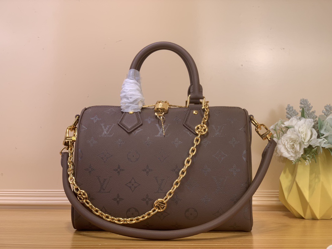 NO:622591,Top original order [SEEDY BANDOULIRE 25 handbag] M26690 white M26486 black M26691 burgundy This Seedy Bandoulière 25 handbag is made of cow leather to create a pillow-like soft touch, adding a modern member to the Bliss sj series. The brand's classic Monogram pattern is reshaped with triple digital printing technology, and the jewel-like Monogram flower chain shines with luster. Size 25 x  18x13cm.7518085 (lengthxheightxwidth),,cowhide,throw pillows19860909顶级原单【SEEDY BANDOULIRE 25手袋】M26690白色 M26486黑色 M26691酒红 本款Seedy Bandoulière25手袋以牛皮革缔造抱枕般的柔软触感,为 Bliss sj系列增添摩登一员.品牌经典Monogram 图案采用三重数码印花技术重塑,珠宝般的Monogram 花卉链带闪烁莹泽光芒. 尺寸25 x 18 x13厘米.7518085 (长度x高x宽),,cowhide,throw pillows,Bag