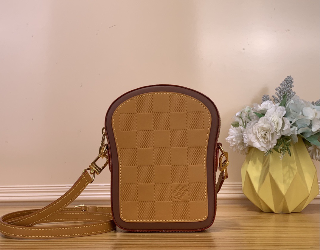 NO:622575,Top original order [TOAST Mini Handbag] m26984 This Toast mini handbag is decorated with Monogram embossing and Damier sj patterns on both sides of the cow leather bag, which beautifully outlines the charming scenery of the morning sun in the countryside and pays homage to the interest of ordinary life. The cow leather trim highlights the elegant structure. Dimensions 20 x 5 x 16 cm. 6017075 (Height x Width x  length),,cowhide19860909顶级原单【TOAST 迷你手袋】 m26984 本款 Toast 迷你手袋以 Monogram 压纹和 Damier sj图案分饰牛皮革包身两面,娓娓勾画乡间晨曦的迷人景致,致意平凡生活意趣.牛皮革饰边烘托考究构型. 尺寸20 x 5 x 16 厘米.6017075 (高 x 宽 x 长度),,cowhide,Bag