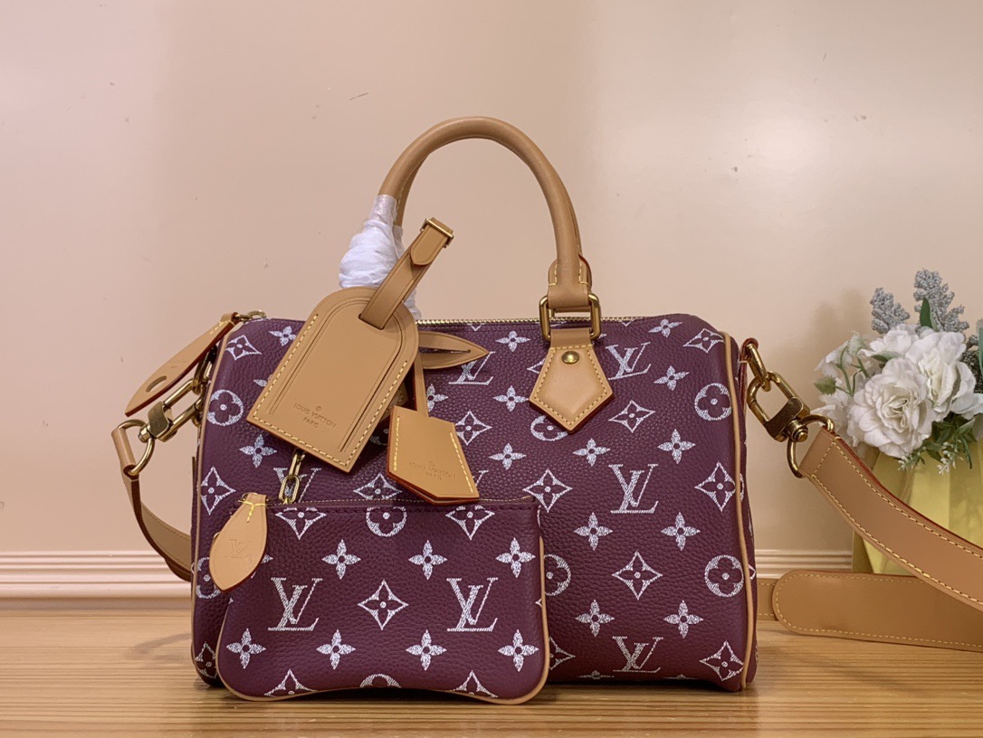NO:622568,Top original order [SEEDY 9 BANDOULIRE25 Handbag] N88226 N88227 Pink/Cow Leather Pressed Ostrich Pattern This Seedy 9 Bandoulière25 Monogram leather handbag uses soft cow leather to convey a luxurious texture. The Monogram print imitates the Monogram elements on the canvas. The polished metal parts, sheepskin lining and built-in label highlight Creative Director Harrell Williams' focus on exquisite details.  Dimensions: 25 x 15 x 15 cm (length x height x width), cowhide, sheepskin19860909顶级原单【SEEDY 9 BANDOULIRE25 手袋】N88226 N88227 粉色/ 牛皮压鸵鸟纹 本款 Seedy 9 Bandoulière25Monogram 皮革手袋以柔软牛皮革传递华贵质感.Monogram 印花临摹帆布上的Monogram 元素.抛光金属件、羊皮革内衬与内置标牌彰显创意总监harrell Williams 对考究细节的专注. 尺寸25 x 15 x15厘米(长度x高x宽),,cowhide,sheepskin,Bag