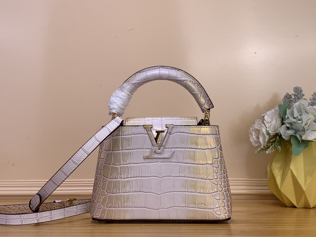 NO:622618,Top original order [Caucines mini handbag] M94227 48865 champagne gold with white/cowhide embossed crocodile pattern, noble crocodile skin pattern, luxurious goatskin lining, shiny metal accessories, unique Caucines hl flap that can be stored in the bag to display the letter logo, or can be turned out to display the Monogram Flower pattern. Size 21* 14* 8  cm.98121050,,cowhide,sheepskin,crocodile skin19860909顶级原单【Caucines mini手袋】M94227 48865 香槟金拼白/ 牛皮压鳄鱼纹 高贵的鳄鱼皮纹,奢华的山羊皮衬里,闪亮的金属饰件,特有的Caucines hl搭盖既可收入包内展示字母标识,又可外翻 呈现Monogram Flower图案 . 尺寸21* 14* 8 cm.98121050,,cowhide,sheepskin,crocodile skin,Bag
