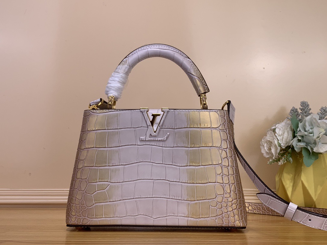 NO:622612,Top original order [Caucines bb handbag] M94227 48865 champagne gold with white/cowhide embossed crocodile pattern, noble crocodile skin pattern, luxurious goatskin lining, shiny metal accessories, the unique Caucines hl flap can be stored in the bag to display the letter logo, or can be turned out to display the Monogram Flower pattern. Size 17.3 x 9 x 27 cm  108121250,,cowhide,sheepskin,crocodile skin19860909顶级原单【Caucines bb手袋】M94227 48865 香槟金拼白/ 牛皮压鳄鱼纹 高贵的鳄鱼皮纹,奢华的山羊皮衬里,闪亮的金属饰件,特有的Caucines hl搭盖既可收入包内展示字母标识,又可外翻 呈现Monogram Flower图案 . 尺寸17.3 x 9 x 27 cm 108121250,,cowhide,sheepskin,crocodile skin,Bag