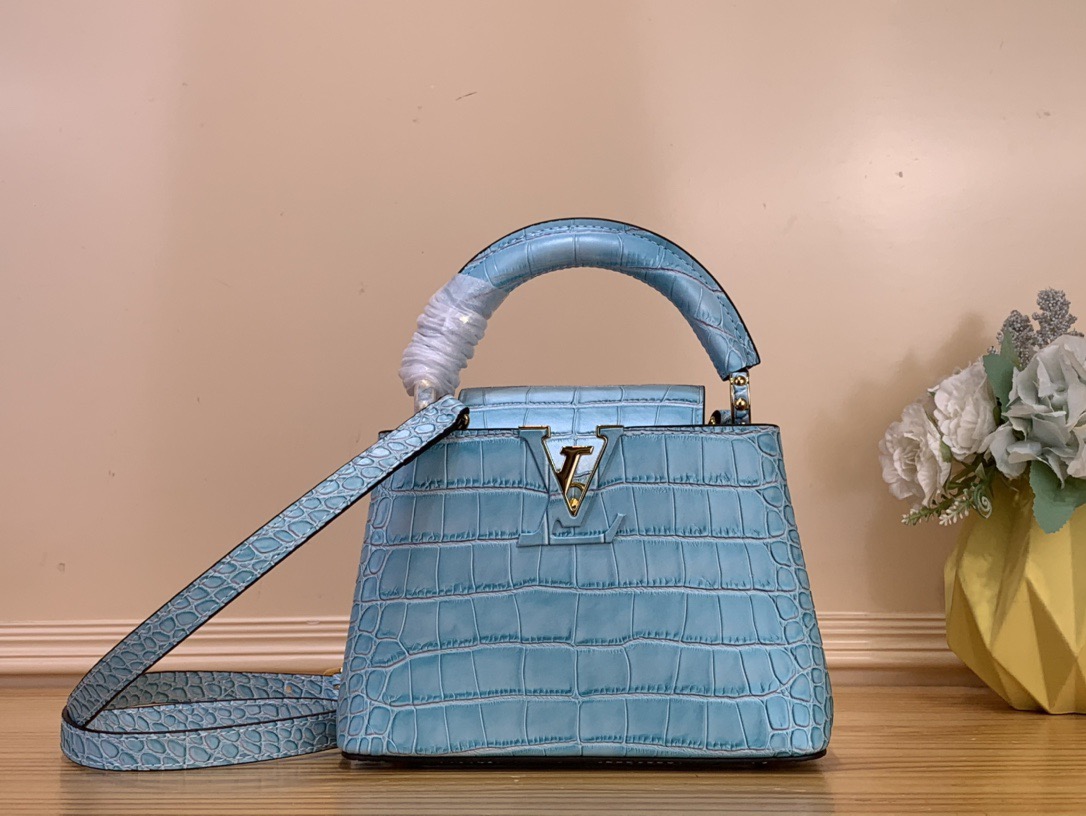 NO:622605,Top original order [Caucines mini handbag] M94227 48865 blue with pink lining/cowhide embossed crocodile pattern, noble crocodile skin pattern, luxurious goatskin lining, shiny metal accessories, unique Caucines hl flap that can be stored in the bag to display the letter logo, or can be turned out to display the Monogram Flower pattern. Size 21* 14* 8  cm.98121050,,cowhide,sheepskin,crocodile skin19860909顶级原单【Caucines mini手袋】M94227 48865 蓝色拼粉色内里/ 牛皮压鳄鱼纹 高贵的鳄鱼皮纹,奢华的山羊皮衬里,闪亮的金属饰件,特有的Caucines hl搭盖既可收入包内展示字母标识,又可外翻 呈现Monogram Flower图案 . 尺寸21* 14* 8 cm.98121050,,cowhide,sheepskin,crocodile skin,Bag