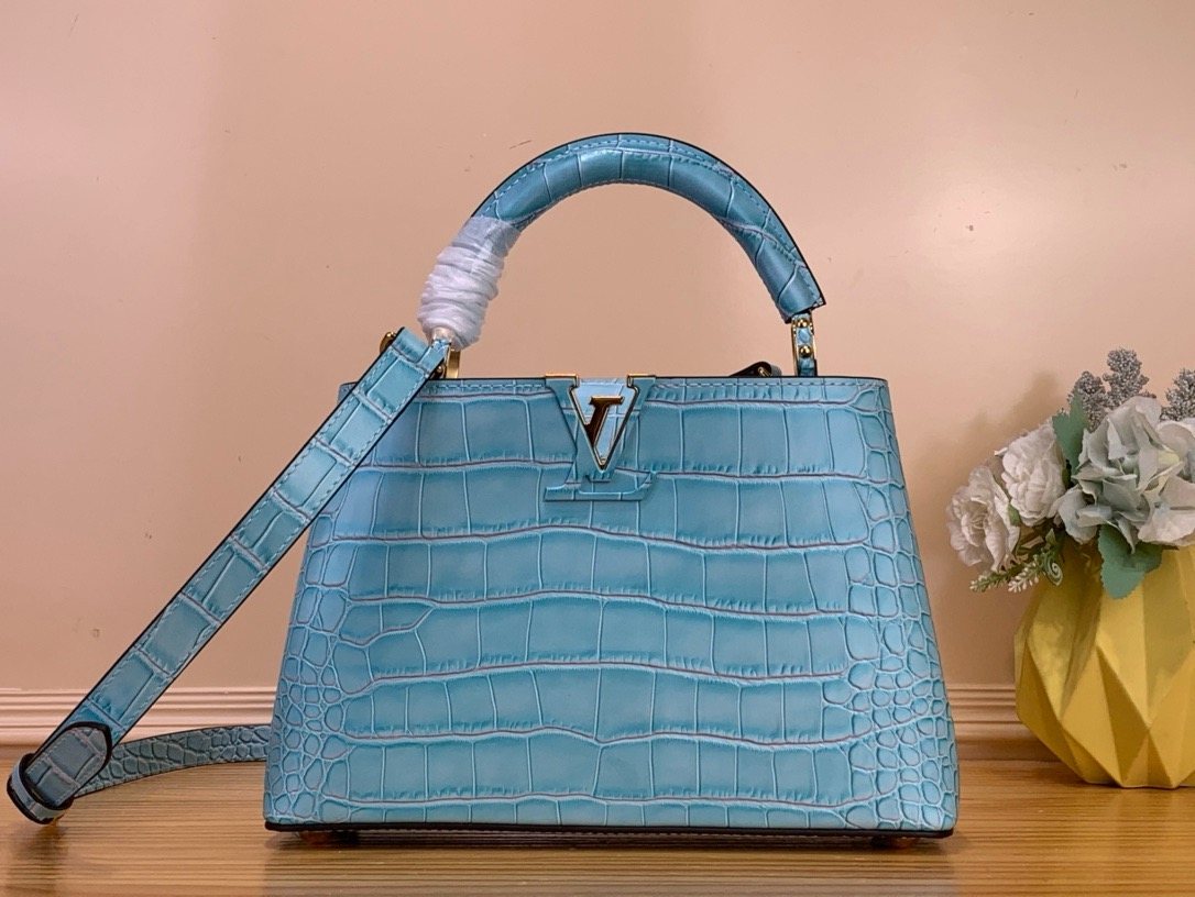 NO:622597,Top original order [Caucines bb handbag] M94227 48865 blue with pink lining/cowhide embossed crocodile pattern, noble crocodile skin pattern, luxurious goatskin lining, shiny metal accessories, the unique Caucines hl flap can be stored in the bag to display the letter logo, or can be turned out to display the Monogram Flower pattern. Size 17.3 x 9 x 27 cm  108121150,,cowhide,sheepskin,crocodile skin19860909顶级原单【Caucines bb手袋】M94227 48865 蓝色拼粉色内里/ 牛皮压鳄鱼纹 高贵的鳄鱼皮纹,奢华的山羊皮衬里,闪亮的金属饰件,特有的Caucines hl搭盖既可收入包内展示字母标识,又可外翻 呈现Monogram Flower图案 . 尺寸17.3 x 9 x 27 cm 108121150,,cowhide,sheepskin,crocodile skin,Bag