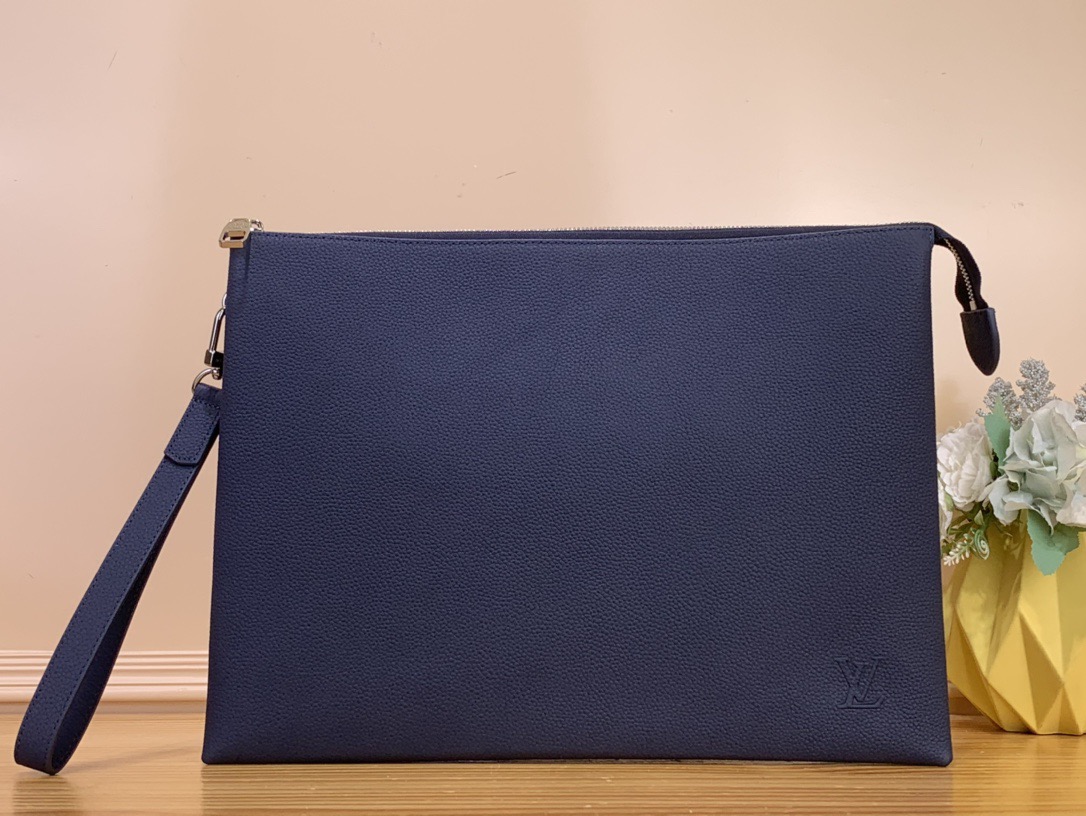 NO:622636,Top Original Order [Duo Ouch] m25943 Blue/Business Inspired by laptop cases, the Duo Ouch ms in waxed calfskin takes the design a step further, with three separate compartments two for laptops and a central padded compartment perfect for a charger, mouse or phone. Soft calfskin gives the bag a slightly puffy feel and protects items. A removable wrist strap provides a versatile carrying option. Dimensions 35.5 x 26 x 6.5cm  4815055 (length x height x width),,cowhide19860909顶级原单【Duo ouch】 m25943 蓝色 /商务 受笔记本电脑保护套的启发,蜡质小牛皮的Duo ouch ms进一步推动了设计,有三个独立的隔间两个用于笔记本电脑,一个中央衬垫隔间,非常适合放置充电器、鼠标或手机.柔软的小牛皮使袋子略显蓬松,可以保护物品.可拆卸的腕带提供多功能携带选项. 尺寸35.5 x 26 x 6.5厘米 4815055（长度x高度x宽度）,,cowhide,Bag