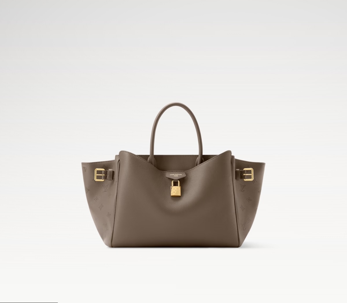 NO:622650,The top original item [Vendme small handbag] M27040 light brown 26502 black (punched) makes the soft cow leather reveal a satin luster, and is equipped with a dazzling padlock with a subtle engraved Monogram Ys pattern, making it a trendy daily choice with both classic charm and modern style. The adjustable side straps can expand the internal space, and the large zipper bag is fixed to the bag body with a hook. Size 22 x  14.5 x 28.5 cm.8919598,,cowhide19860909顶级原单【Vendme 小号手袋】M27040 浅咖色 26502 黑色（冲孔） 令柔软牛皮革流露丝缎莹泽,并搭配含蓄镂刻 Monogram Ys图案的耀目挂锁,成就兼具经典韵味与摩登风尚的潮流日常之选.可调节侧带可扩展内部空间,宽大拉链袋由钩扣固定于包身. 尺寸 22 x 14.5 x 28.5厘米.8919598,,cowhide,Bag