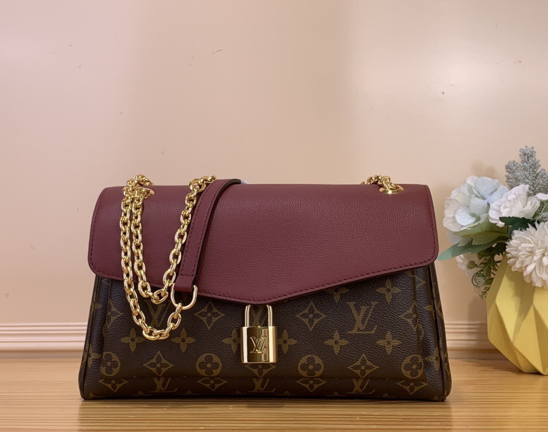 NO:622654,Top original order [Sac Saint-Germain M Handbag] m26285 Presbyopia/Black m27065 Presbyopia/Brown This Saint-Germain M bag is inspired by the Paris district of the same name and is a symbol of timeless elegance. This style features exquisite cross-dressing and is designed by Monogram  Made of lt canvas and leather, it is elevated by a gold chain and the iconic LV padlock, a nod to the Louis Vuitton archives. It is ideally sized to hold daily essentials, while the external pocket keeps cards and keys at hand. The sliding chain provides freedom for the shoulder or the hand, depending on desire. Dimensions 30.519860909顶级原单【Sac Saint-Germain M 手袋】 m26285 老花/黑色 m27065 老花/ 棕色 这款圣日耳曼M包的灵感来自同名的巴黎区,是永恒优雅的象征.这款款式采用精致的交叉服装,由Monogram lt帆布和皮革制成,由金色链条和标志性的LV挂锁升华,向路易威登档案致敬.它的理想尺寸可容纳日常必需品,而外部口袋将卡片和钥匙放在手边.滑动链提供肩部或手部的自由,这取决于欲望. 尺寸30.5 x 21 x 12.5厘米 5816065（长度x高度x宽度）,,louis vuitton,louis vuitton,saint laurent,Bag