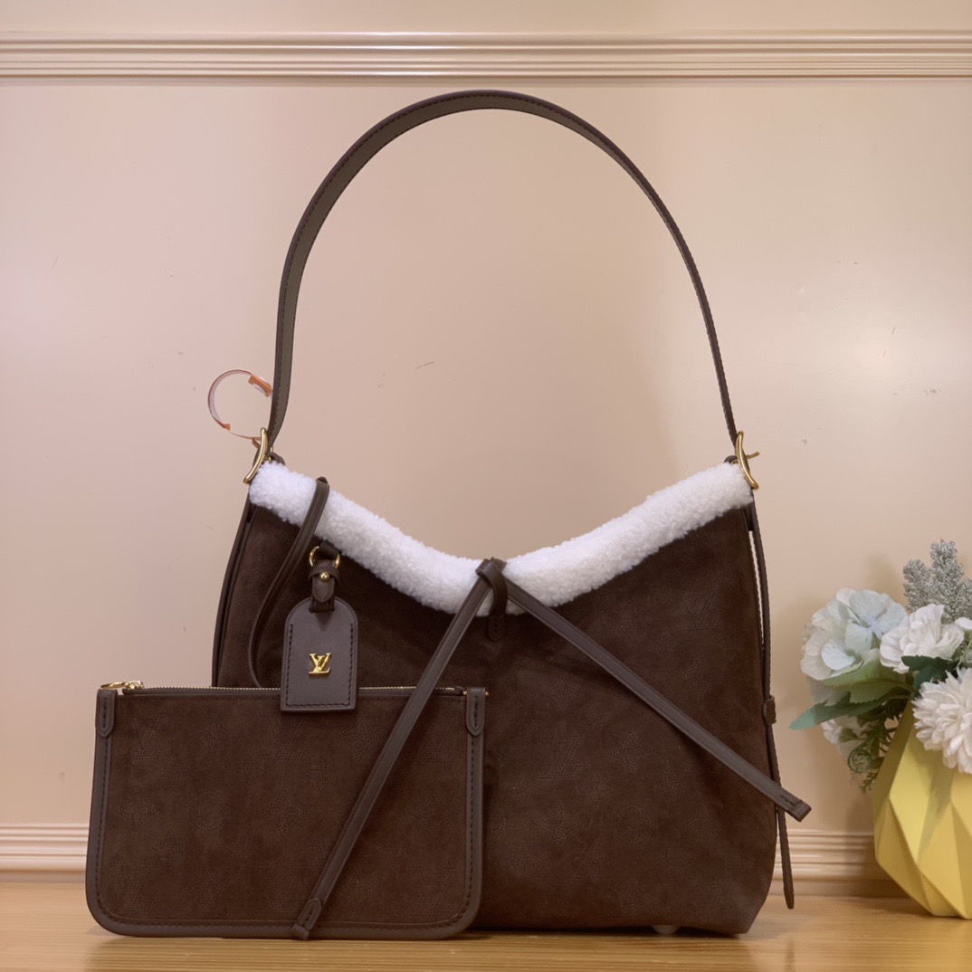 NO:622845,Top original item [CARRYALL small handbag] m26421 sherpa This LV Ski version CarryAll small handbag is made of silky soft suede cow leather dipped in rich Chocolate tones, adding a trendy collection to the Cozygram Ys series. The shearling trim and dazzling metal parts reveal a sophisticated charm. The inner pocket can store personal belongings. The detachable logo nameplate adds a finishing touch. Size 34 x 11 x 22 cm  8219085 (height x width x length),,louis vuitton,cowhide19860909顶级原单【CARRYALL 小号手袋】 m26421 羊羔绒 本款 LV Ski 版本 CarryAll 小号手袋为丝滑柔软绒面牛皮革浸染浓郁 Chocolate 色调,为 Cozygram Ys系列增添潮流收藏佳选.羊毛皮饰边与耀目金属件流露考究韵致.内里口袋可收纳随身物品.可拆卸标识名牌再添点睛一笔. 尺寸34 x 11 x 22 厘米 8219085 (高 x 宽 x 长度),,louis vuitton,cowhide,Bag