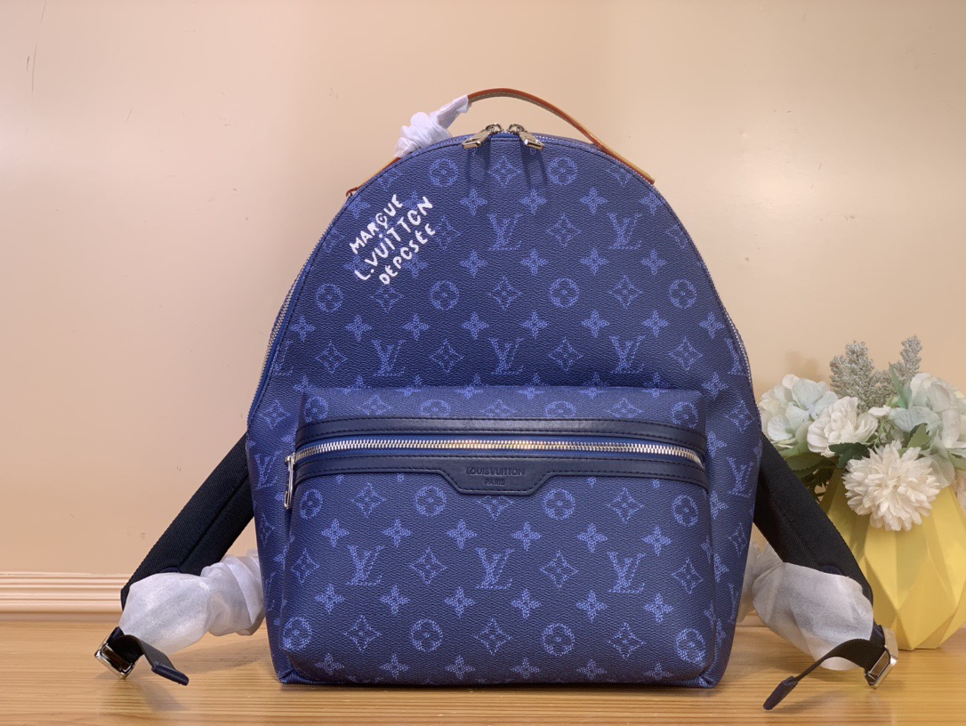 NO:622741,Top original item [DISCOVERY small backpack] m26942 blue/printed silk screen This Discovery small backpack is made of Monogram Heritage gx coated canvas to outline retro simple lines. The spacious outer pocket is convenient for quick access to daily needs, and the cotton lining wraps multiple pockets. The comfortable adjustable shoulder strap and top handle provide flexible carrying options for daily travel or long-distance travel. Dimensions 40 x 20 x 30 cm. 6817975 (height x  width x length),19860909顶级原单【DISCOVERY 小号双肩包】 m26942 蓝色/ 印花丝印 本款 Discovery 小号双肩包以 Monogram Heritage gx涂层帆布勾勒复古简明线条.宽敞外袋方便快速取放日常所需,棉质内衬包裹多重口袋.舒适可调节肩带与顶部手柄为日常出行或远途旅行提供灵活背携选择. 尺寸40 x 20 x 30 厘米.6817975 (高 x 宽 x 长度),,Bag