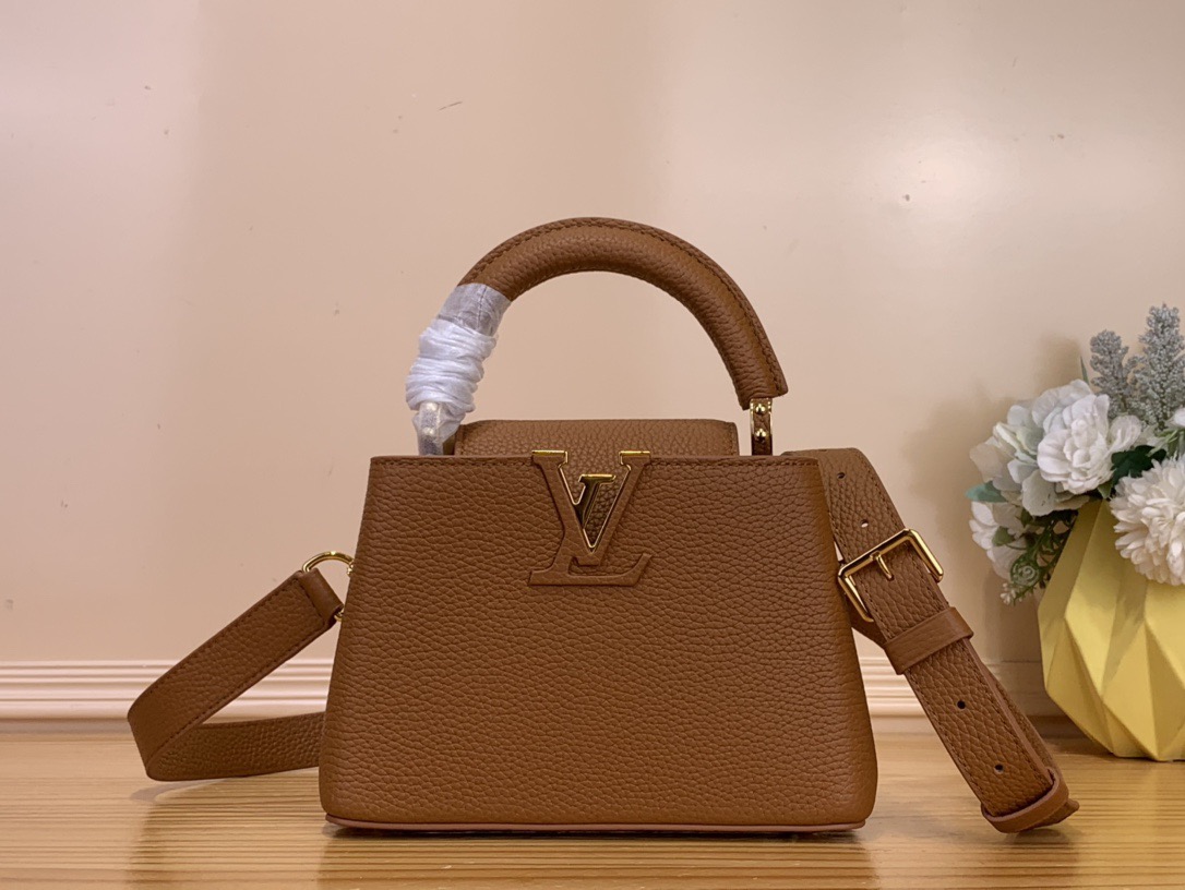 NO:622710,Top original order [Sac Caucines mini handbag] m25089 brown This must-have Caucines mini bag is made of grained Taurillon  Made of hl leather and decorated with emblematic details of the house covered with leather LV initials, jewelery-style handle supports inspired by historical trunks, and a unique flap decorated with Monogram flowers. This model is characterized by timeless elegance and can be carried by hand or crossed thanks to its removable shoulder strap. Launched in 2013, the Caucines bag is named after the Paris street where Louis Vuitton opened its first store in 1854. Dimensions 13.6 x 8 x 21  cm8519095,,louis vuitton,louis vuitton19860909顶级原单【Sac Caucines mini 手袋】 m25089 棕色 这款必备的Caucines mini包由粒面Taurillon hl皮革制成,装饰着房子的象征性细节覆盖着皮革的LV首字母,灵感来自历史行李箱的珠宝风格手柄支撑,以及装饰着Monogram花的独特翻盖.这款款式的特点是永恒的优雅,由于其可拆卸的肩带,可以用手携带或交叉.Caucines包于2013年推出,以路易威登于1854年开设第一家商店的巴黎街头命名. 尺寸13.6 x 8 x 21 厘米8519095,,louis vuitton,louis vuitton,Bag