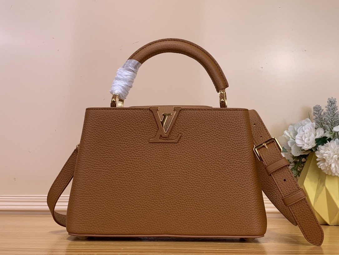 NO:622705,Top original item [Sac Caucines BB] m25089 Brown This must-have Caucines BB bag is made of grained Taurillon leather and is decorated with the symbolic details of the house covered with the LV initials in leather, a jewelry-style handle support inspired by historical trunks, and decorated with Monogram  Unique flap with hl flower. This style is characterized by timeless elegance and can be carried by hand or crossed thanks to its removable shoulder strap. Launched in 2013, the Caucines bag is named after the Paris street where Louis Vuitton opened its first store in 1854. Dimensions 27x17.3x9 cm 9519895 (length x height x width),,louis vuitton,louis vuitton19860909顶级原单【Sac Caucines BB】 m25089 棕色 这款必备的Caucines BB包由粒面Taurillon皮革制成,装饰着房子的象征性细节覆盖着皮革的LV首字母,灵感来自历史行李箱的珠宝风格手柄支撑,以及装饰着Monogram hl花的独特翻盖.这款款式的特点是永恒的优雅,由于其可拆卸的肩带,可以用手携带或交叉.Caucines包于2013年推出,以路易威登于1854年开设第一家商店的巴黎街头命名. 尺寸27x17.3x9厘米 9519895（长度x高度x宽度）,,louis vuitton,louis vuitton,Bag