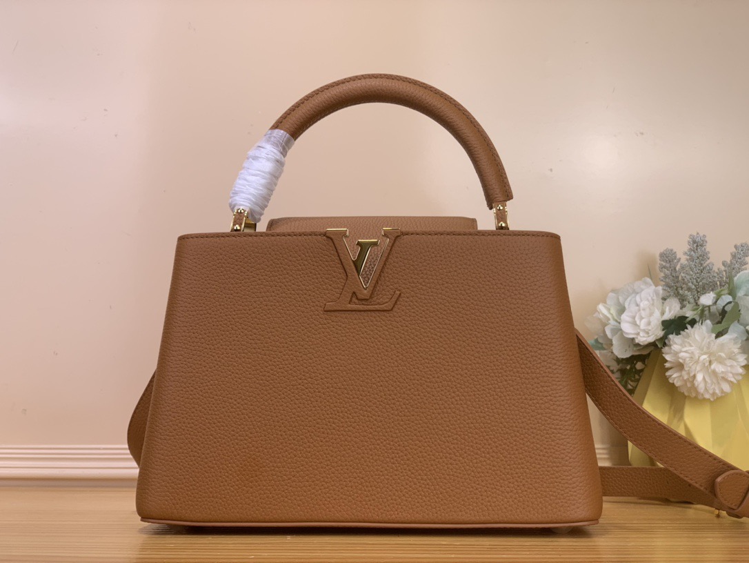 NO:622700,Top original order [Sac Caucines medium handbag] m25089 brown This must-have Caucines medium bag is made of grained Taurillon  Made of hl leather and decorated with emblematic details of the house covered with leather LV initials, jewelery-style handle supports inspired by historical trunks, and a unique flap decorated with Monogram flowers. This model is characterized by timeless elegance and can be carried by hand or crossed thanks to its removable shoulder strap. Launched in 2013, the Caucines bag is named after the Parisian street where Louis Vuitton opened its first store in 1854. Dimensions 31.05 x 20 x 11 cm  105121150,,louis vuitton,louis vuitton19860909顶级原单【Sac Caucines 中号 手袋】 m25089 棕色 这款必备的Caucines 中号包由粒面Taurillon hl皮革制成,装饰着房子的象征性细节覆盖着皮革的LV首字母,灵感来自历史行李箱的珠宝风格手柄支撑,以及装饰着Monogram花的独特翻盖.这款款式的特点是永恒的优雅,由于其可拆卸的肩带,可以用手携带或交叉.Caucines包于2013年推出,以路易威登于1854年开设第一家商店的巴黎街头命名. 尺寸31.05 x 20 x 11厘米 105121150,,louis vuitton,louis vuitton,Bag