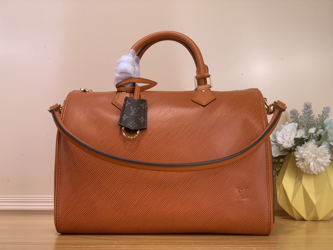 NO:622680,Top Original [Seedy Soft 30cm Handbag] M25915 Brown 25671 Black (Water Ripple) The latest version of this 30cm series showcases the brand’s iconic Ei  The finest material in st leather. This version is designed to span the seasons and comes in a variety of color schemes. It is equipped with gold-accented hardware and comes with a toron handle, which can be removed if the user desires. This elegant model has a monogram canvas interior that matches the iconic keybell. Dimensions 30 x 21x 17 cm8019095,19860909顶级原单【Seedy Soft 30cm 手袋】M25915 棕色 25671 黑色（水波纹） 这款 30cm 系列的最新版展示了该品牌标志性的 Ei st皮革的最优质材质.这一版本的设计风格跨越了四季,采用了多种多样的配色方案.它配备了金色装饰的五金配件,并配有托伦手柄,若用户需要,还可将其拆卸下来.这款优雅的款式内部采用字母图案帆布材质,与标志性的钥匙铃相匹配. 尺寸 30 x 21x 17 cm8019095,,Bag