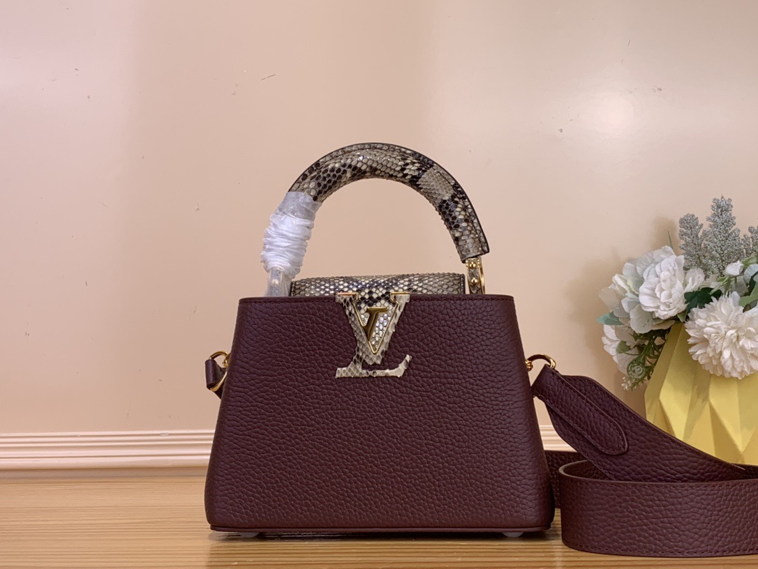 NO:622690,Top original order [Caucines mini handbag] N82067 48865 Dark purple (snake cover) The bag is made of grained Taurillon leather, and the cover, top handle and LV letter logo are made of python. This Caucines hl mini handbag has a luxurious texture. The light leather lining is contrasting and has an internal patch pocket. The detachable wide strap, also made of Taurillon leather, provides various carrying methods. Size 21 x  14 x 8 cm 115121250,,louis vuitton19860909顶级原单【Caucines 迷你手袋】 N82067 48865 深紫色（蛇盖） 包身为粒面 Taurillon 皮革,搭盖、顶部手柄与 LV 字母标识为蟒皮材质,此款 Caucines hl迷你手袋质感奢华.淡色皮革内衬对比感鲜明,内设贴袋.同为 Taurillon 皮革材质的可脱卸宽包带提供多样背携方式. 尺寸21 x 14 x 8 厘米 115121250,,louis vuitton,Bag