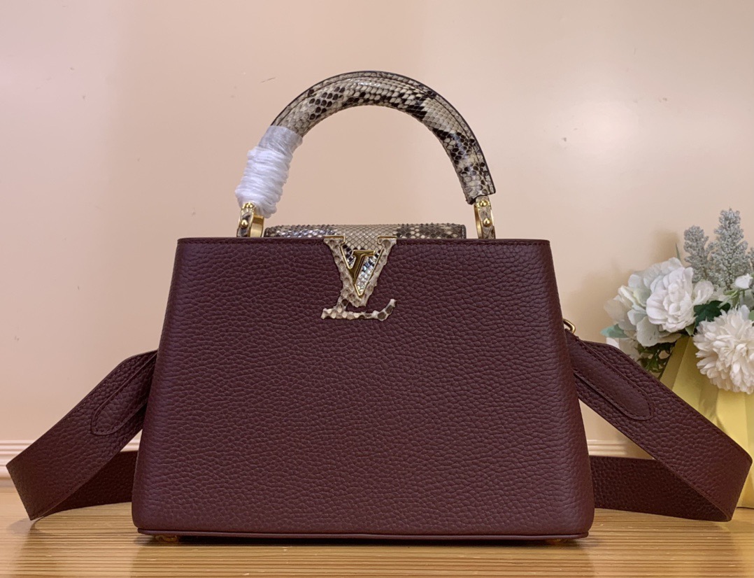 NO:622684,Top original order [Caucines bb handbag] N82067 48865 dark purple (snake cover). The body of the bag is grained Taurillon leather. The cover, top handle and LV letter logo are made of python. This Caucines hl mini handbag has a luxurious texture. The light leather lining is contrasting and has an internal patch pocket. The detachable wide strap, also made of Taurillon leather, provides various carrying methods. Size 17.3 x  9 x 27 cm 125121350,,louis vuitton19860909顶级原单【Caucines bb手袋】 N82067 48865 深紫色（蛇盖） 包身为粒面 Taurillon 皮革,搭盖、顶部手柄与 LV 字母标识为蟒皮材质,此款 Caucines hl迷你手袋质感奢华.淡色皮革内衬对比感鲜明,内设贴袋.同为 Taurillon 皮革材质的可脱卸宽包带提供多样背携方式. 尺寸17.3 x 9 x 27 cm 125121350,,louis vuitton,Bag